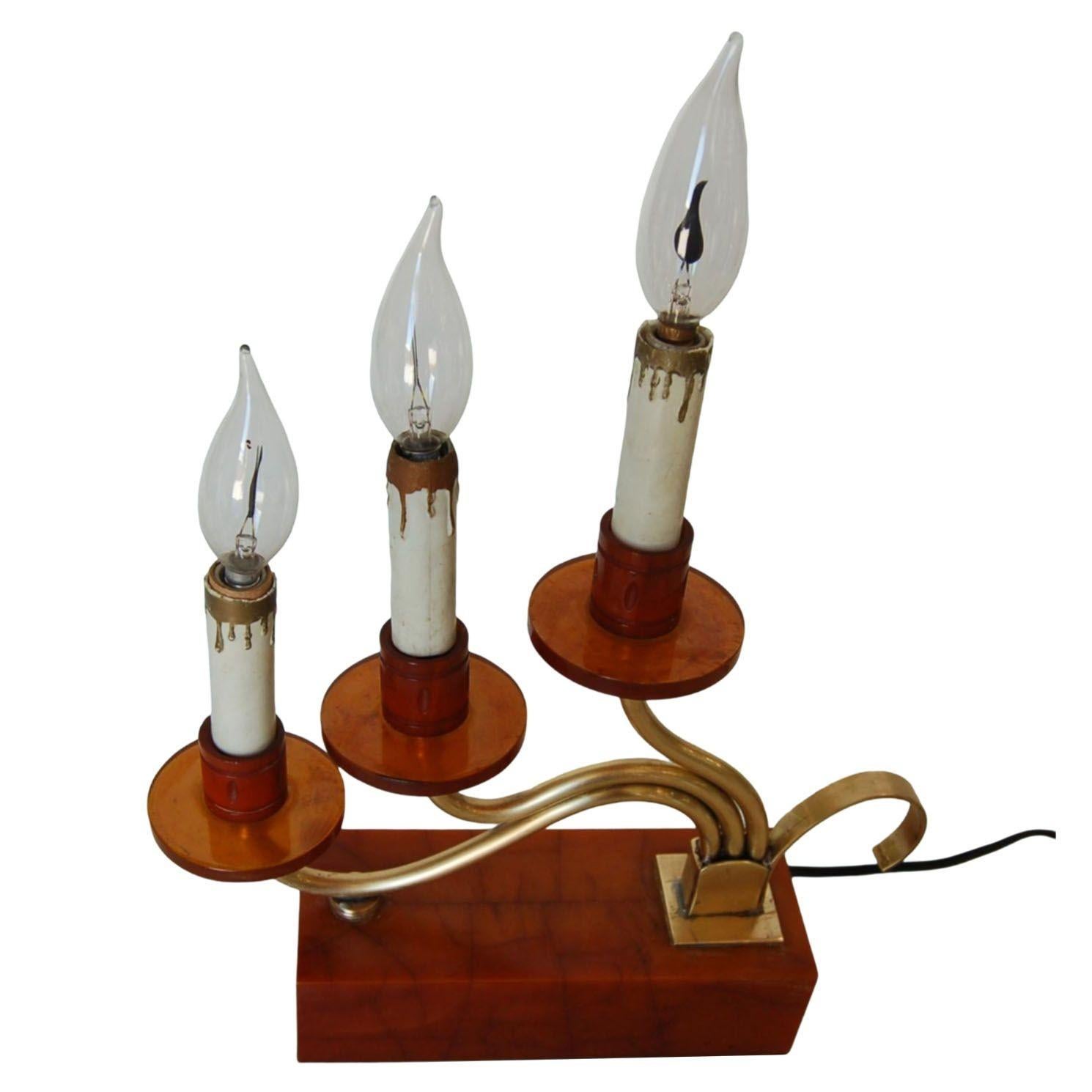 Laiton Paire de lampes de bureau Hollywood Regency à trois bougies en bakélite et laiton en vente