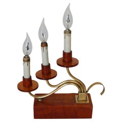 Zwei Hollywood-Regency-Tischlampen mit drei Kerzen aus Bakelit und Messing