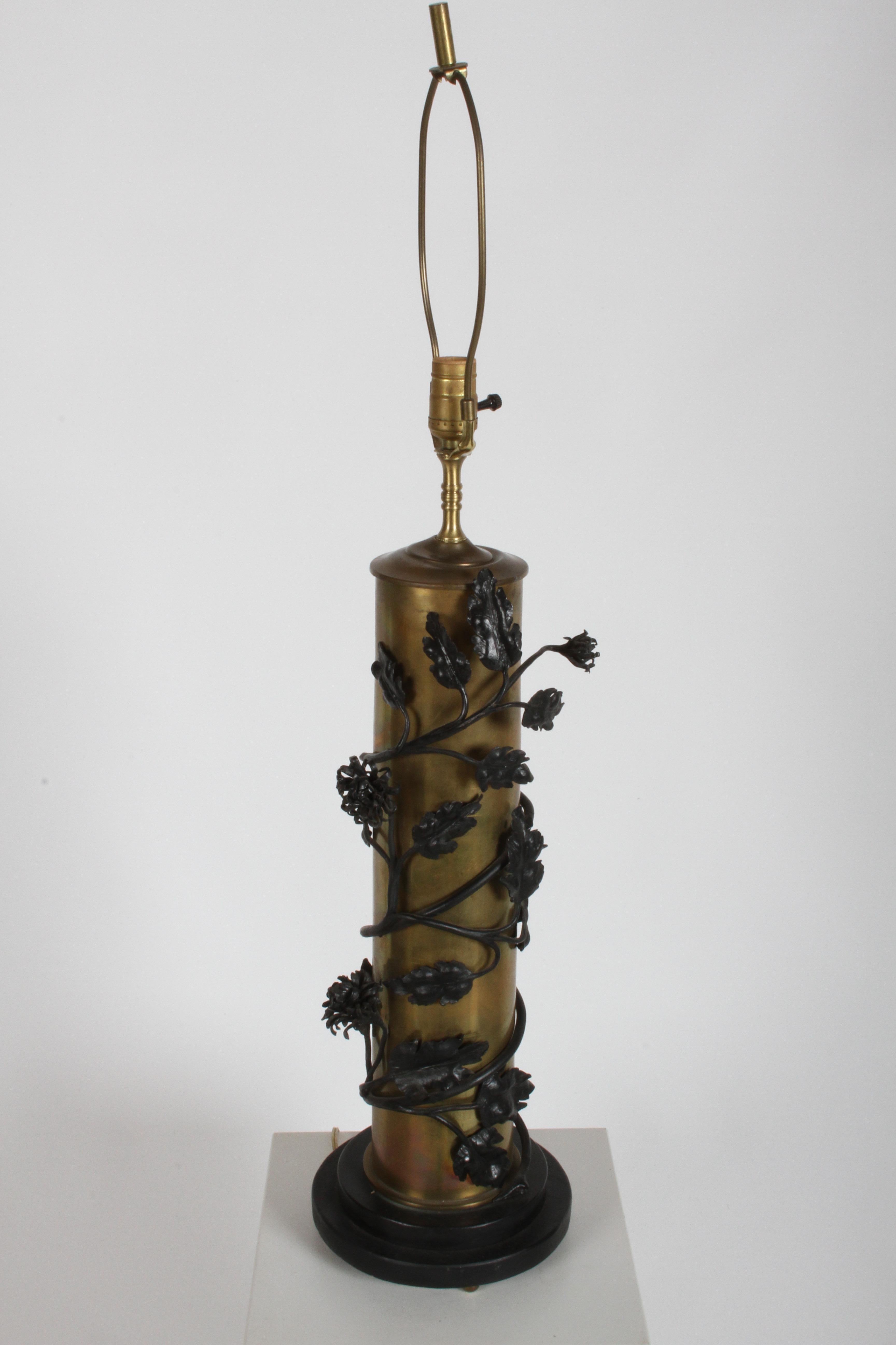 Paire de lampes cylindriques uniques du milieu du siècle en tôle de laiton, enveloppées de vignes et de tiges de fleurs en fer, sur des bases en bois noir avec des pieds à boule en laiton. Patine chaude du laiton. Dans le style du Tole français et