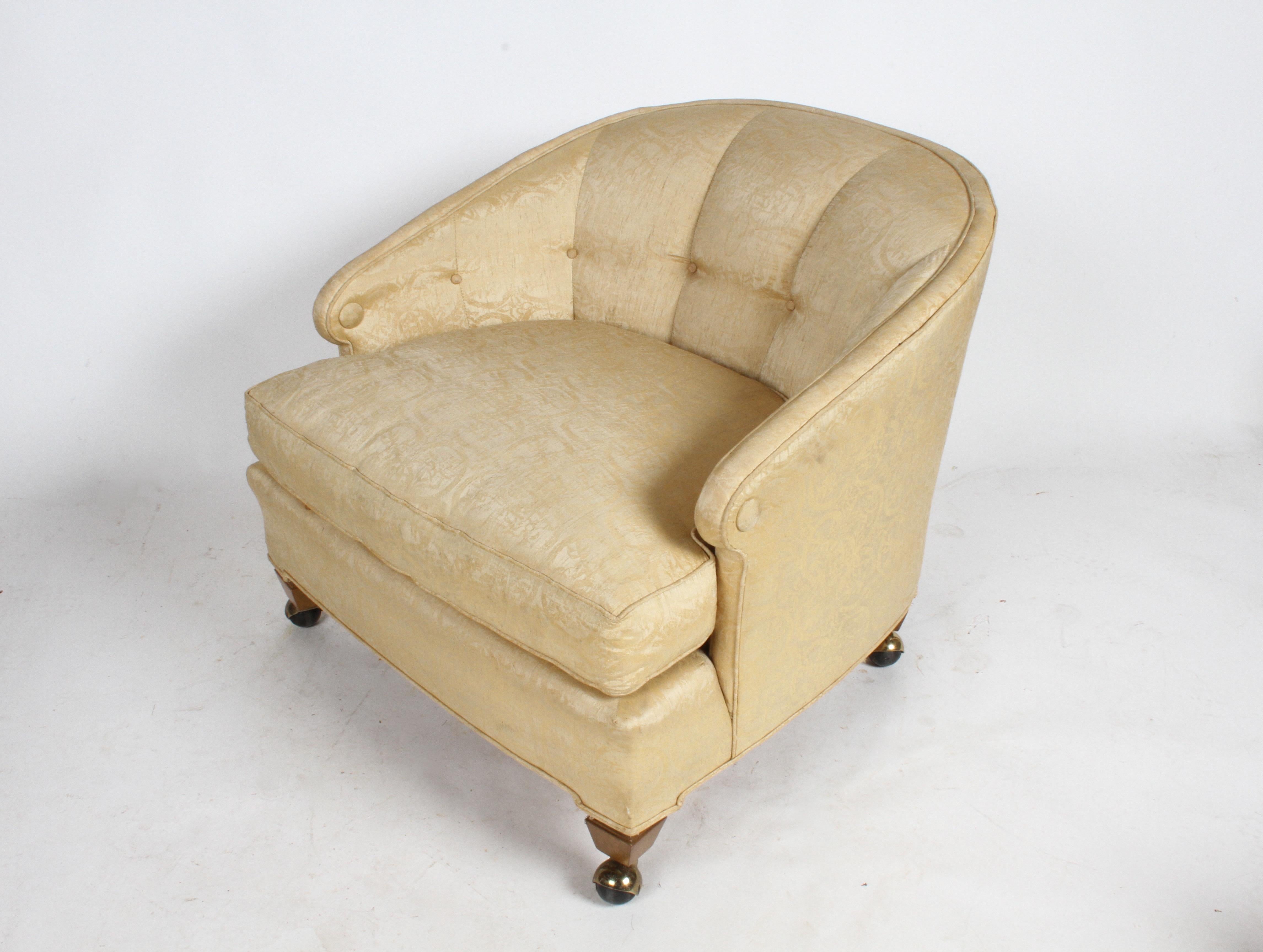 Ein Paar Tomlinson Lounge Chairs auf Holzbeinen mit Messingrollen, möglicherweise entworfen von John Lubberts & Lambert Mulder. Leicht abgeschrägte Armlehnen mit großen Knöpfen, Sitzkissen mit Daunenfüllung, anscheinend auch die Rückenlehnen. Behält