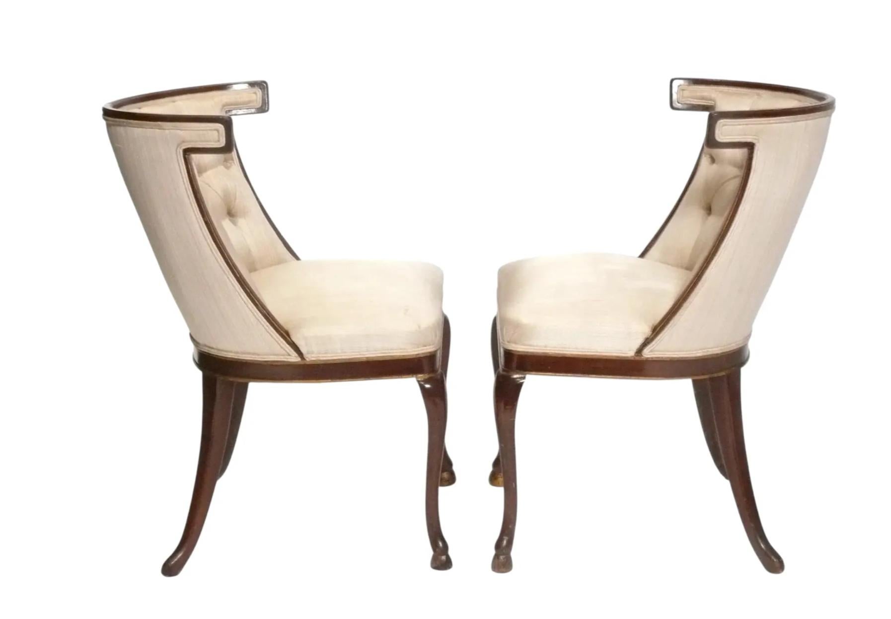 Paire de chaises Klismos touffetées de style Hollywood Regency avec pieds en sabot.