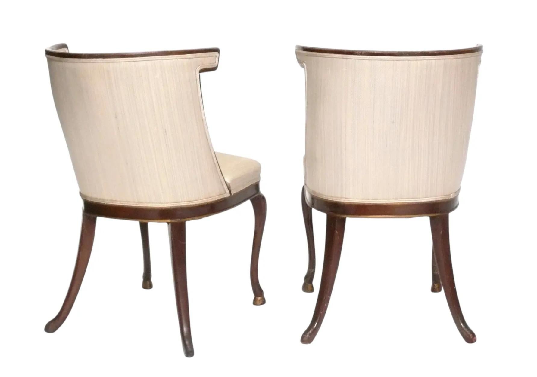 Hollywood Regency Paire de chaises Klismos à pieds en sabot, touffetées, de style Régence hollywoodienne en vente