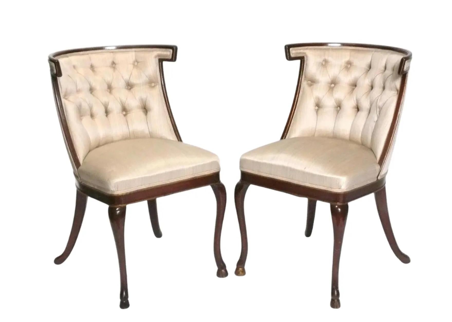 Paire de chaises Klismos à pieds en sabot, touffetées, de style Régence hollywoodienne Bon état - En vente à LOS ANGELES, CA