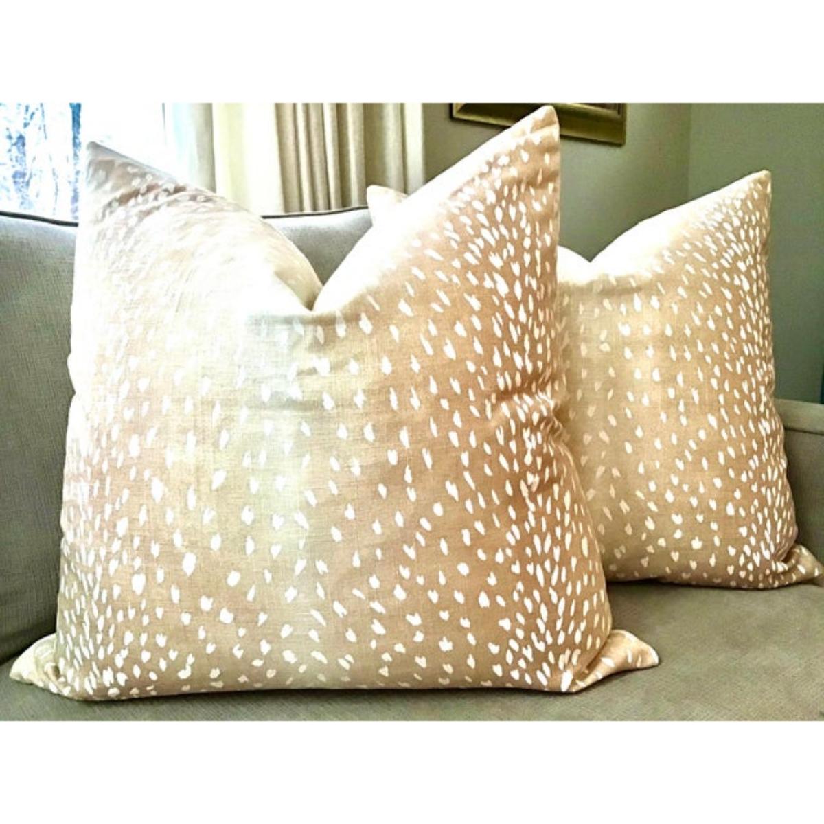 Favolosa e morbida copertina antilope nei colori blush e bianco sporco. Queste fodere saranno rivestite con lo stesso tessuto di antilope che si vede sul davanti e saranno dotate di una cerniera invisibile. Si tratta di un tessuto nuovo e di prima