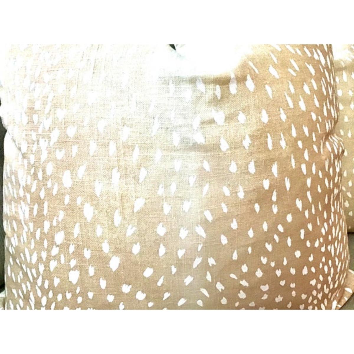 Americano Coppia di cuscini Hollywood Regency Vern Yip Antelope con imbottitura in piuma d'oca, 22 pollici in vendita