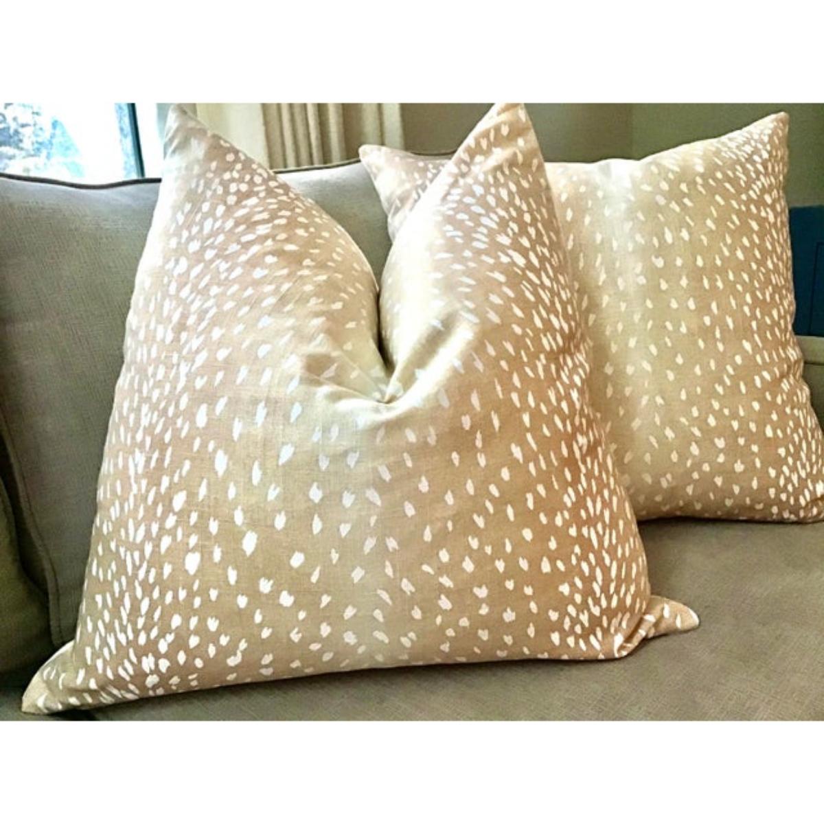 Coppia di cuscini Hollywood Regency Vern Yip Antelope con imbottitura in piuma d'oca, 22 pollici In condizioni Nuovo in vendita a Winder, GA