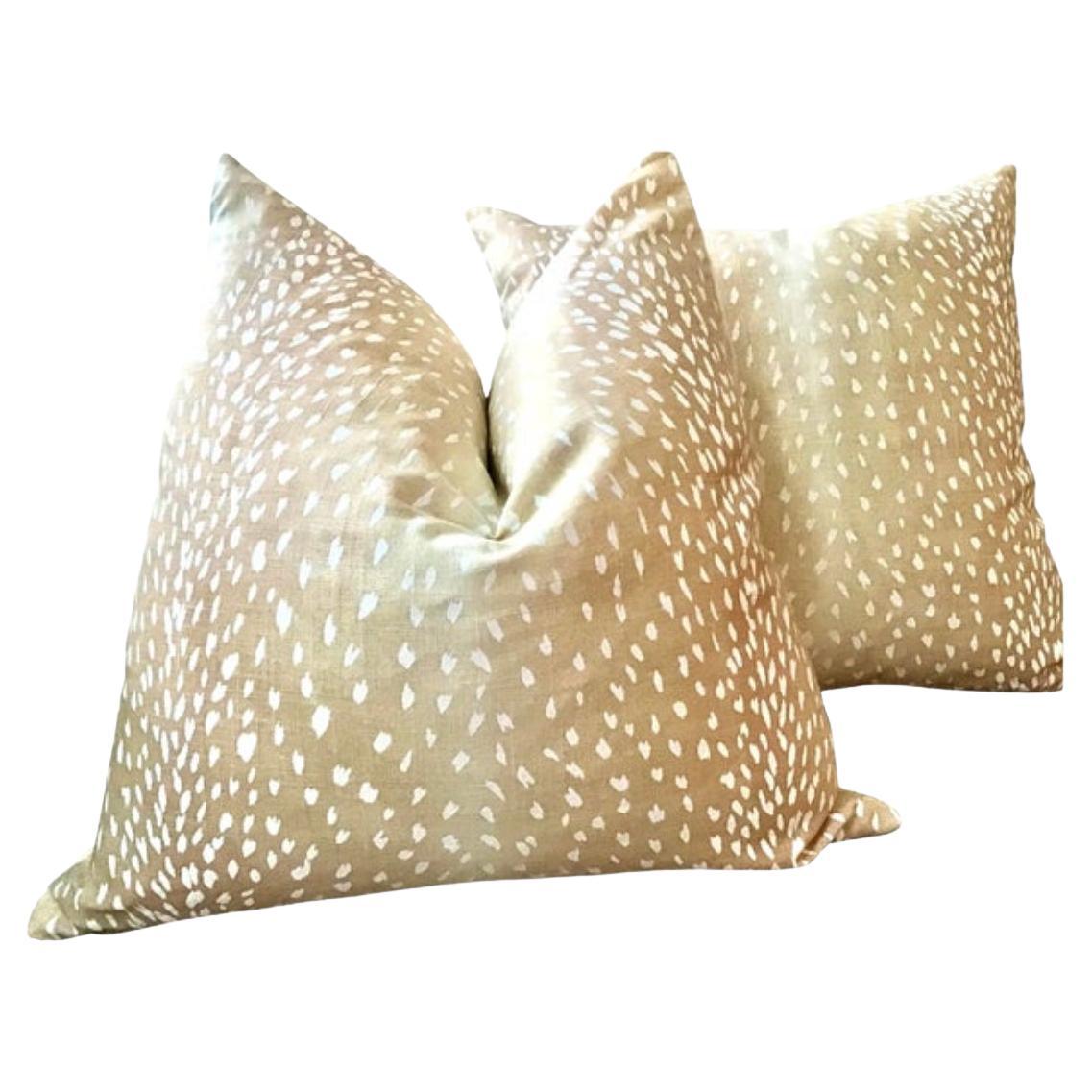 Coppia di cuscini Hollywood Regency Vern Yip Antelope con imbottitura in piuma d
oca, 22 pollici