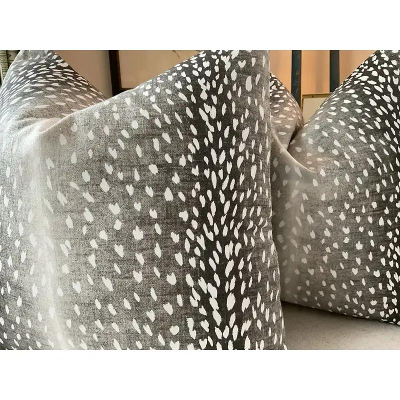 Favolosa copertina in morbida antilope nei colori grigio e bianco sporco. Queste fodere saranno rivestite con lo stesso tessuto di antilope che si vede sul davanti e saranno dotate di una cerniera invisibile. Si tratta di un tessuto nuovo e di prima