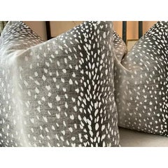 Paire d'oreillers en duvet gris Vern Yip Antelope de style régence hollywoodienne