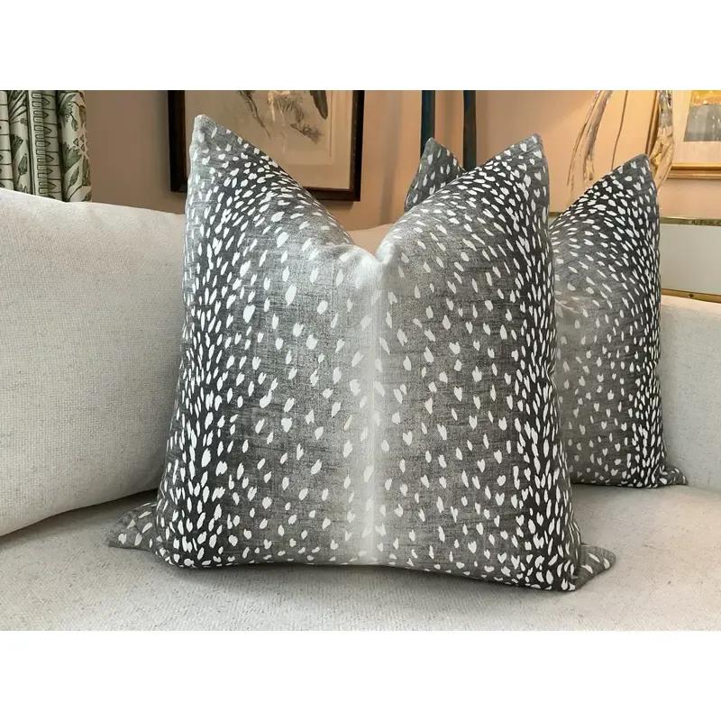 Coppia di cuscini Hollywood Regency Vern Yip Antelope in grigio con imbottitura in piuma d'oca In condizioni Nuovo in vendita a Winder, GA