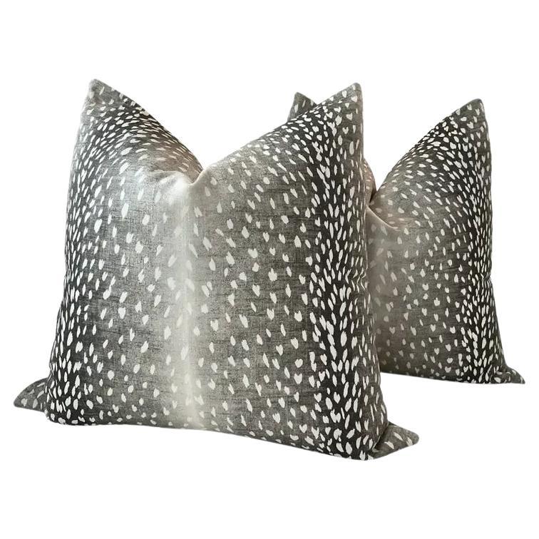 Coppia di cuscini Hollywood Regency Vern Yip Antelope in grigio con imbottitura in piuma d
oca