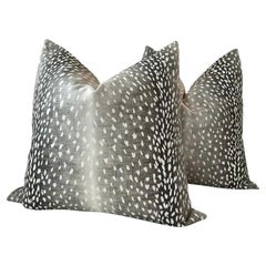 Coppia di cuscini Hollywood Regency Vern Yip Antelope in grigio con imbottitura in piuma d
oca