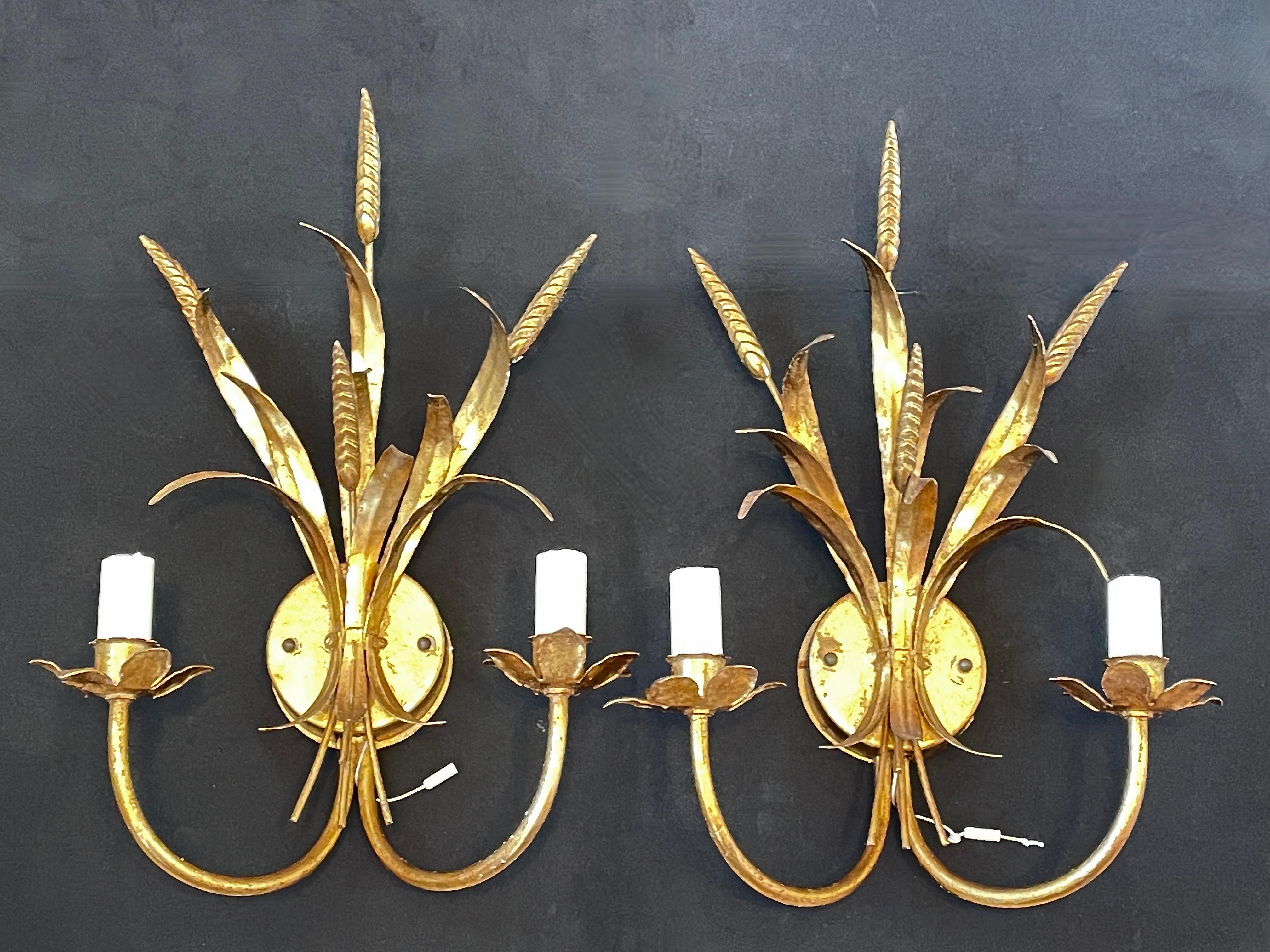 Hollywood Regency Pair of Wheat Sheaf Two-Light Gilded Tole Sconces by Hans Kögl, Germany, 1970s For Sale