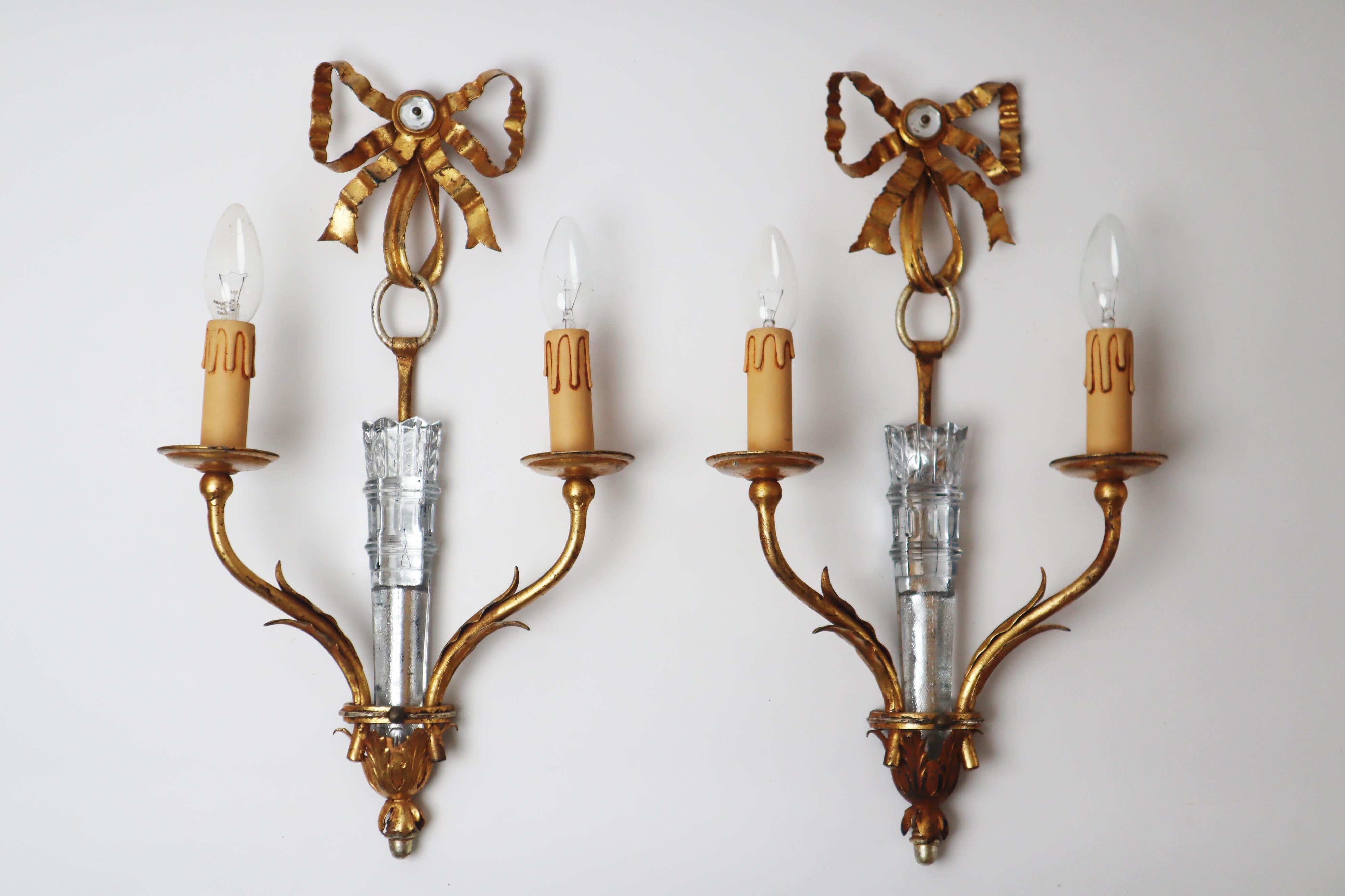 Français Paire de lampes murales Hollywood Regency avec flèche et carquois en verre doré et en cristal en vente