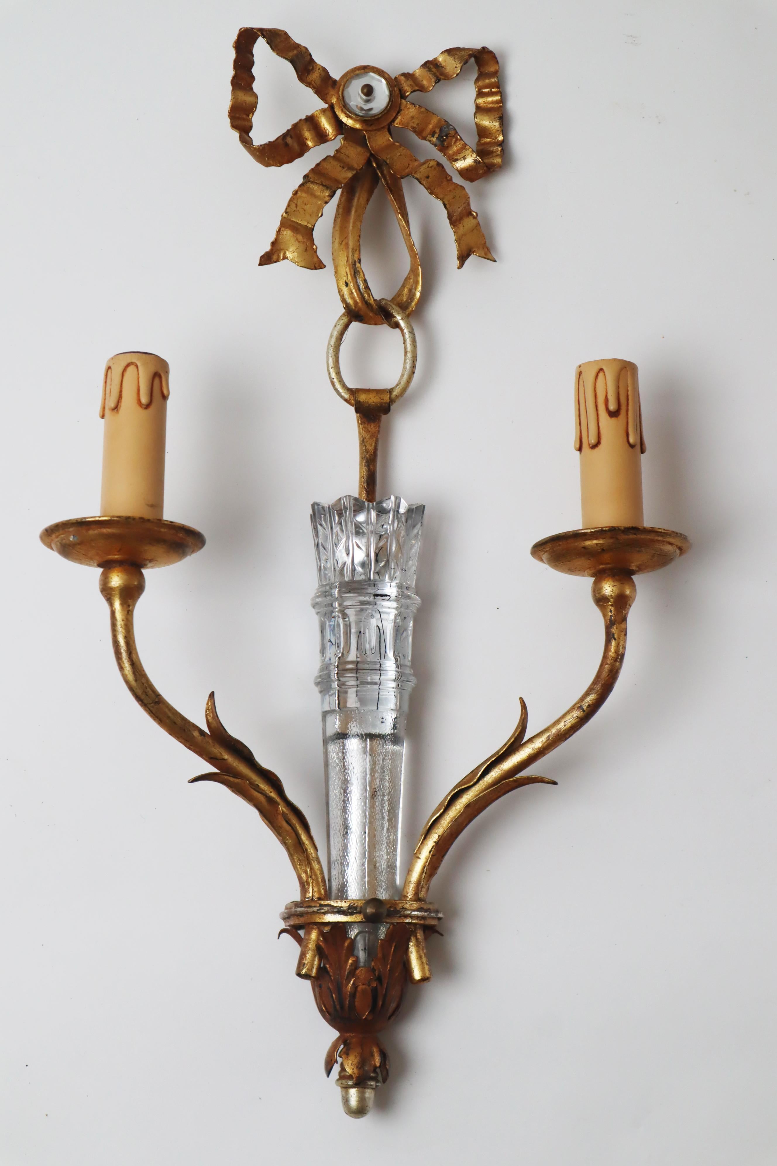 Fait main Paire de lampes murales Hollywood Regency avec flèche et carquois en verre doré et en cristal en vente