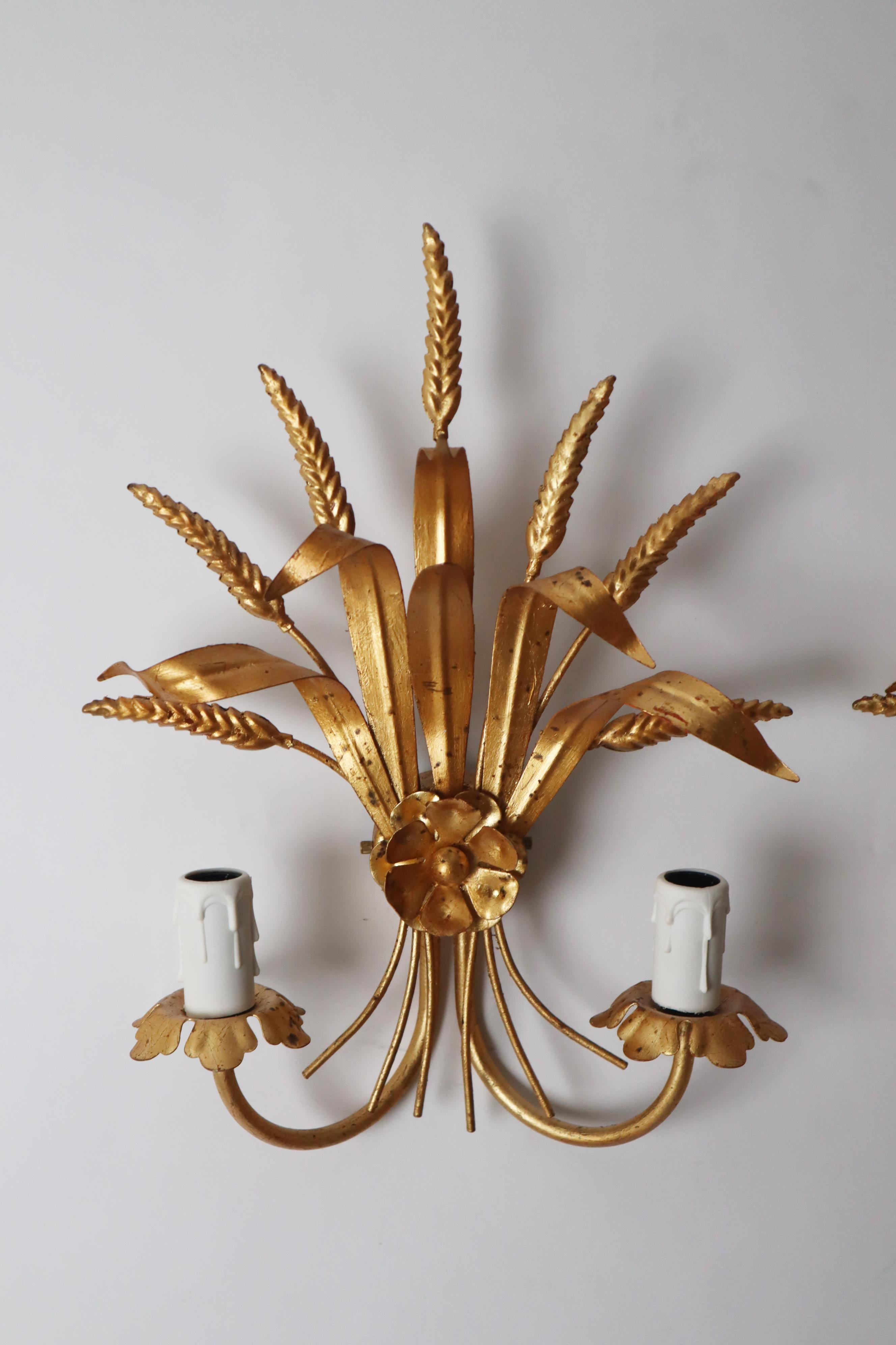 Paar Hollywood Regency Wandleuchten mit goldenen Weizenohren (Metall) im Angebot