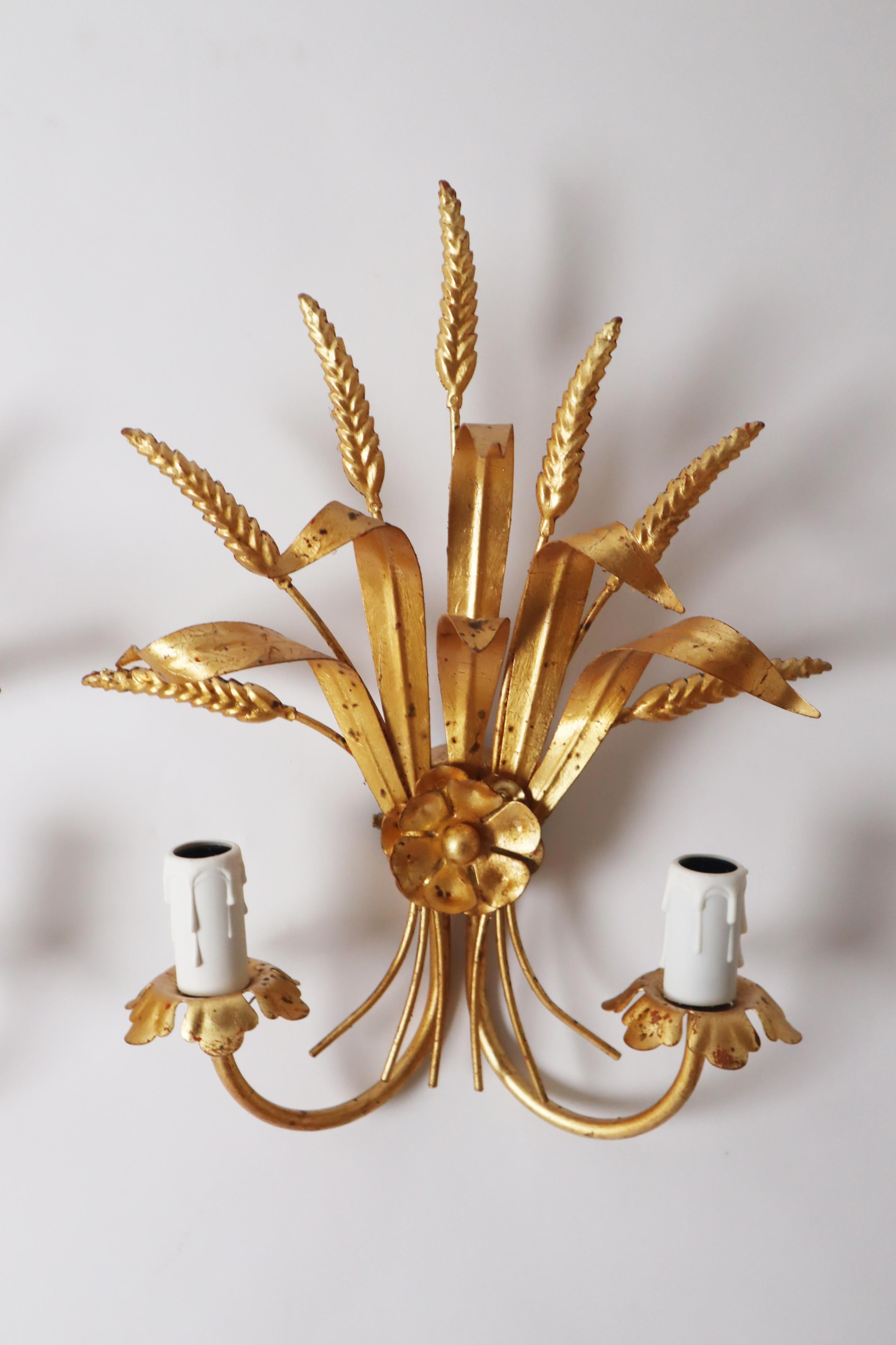Paar Hollywood Regency Wandleuchten mit goldenen Weizenohren im Angebot 1