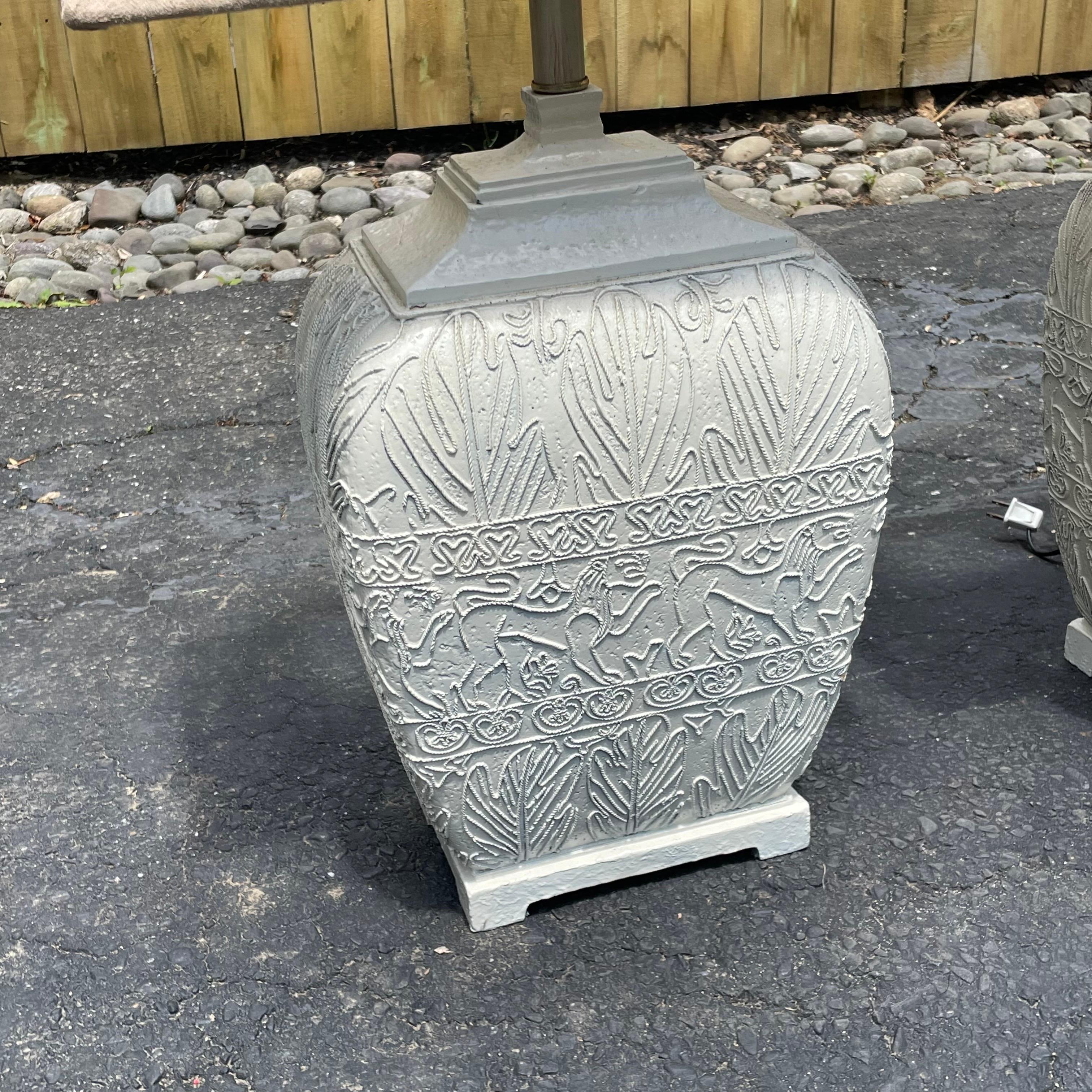 Pareja de Lámparas de Mesa de Cerámica Blanca Hollywood Regency con Tulipas de Ante Regencia de Hollywood en venta