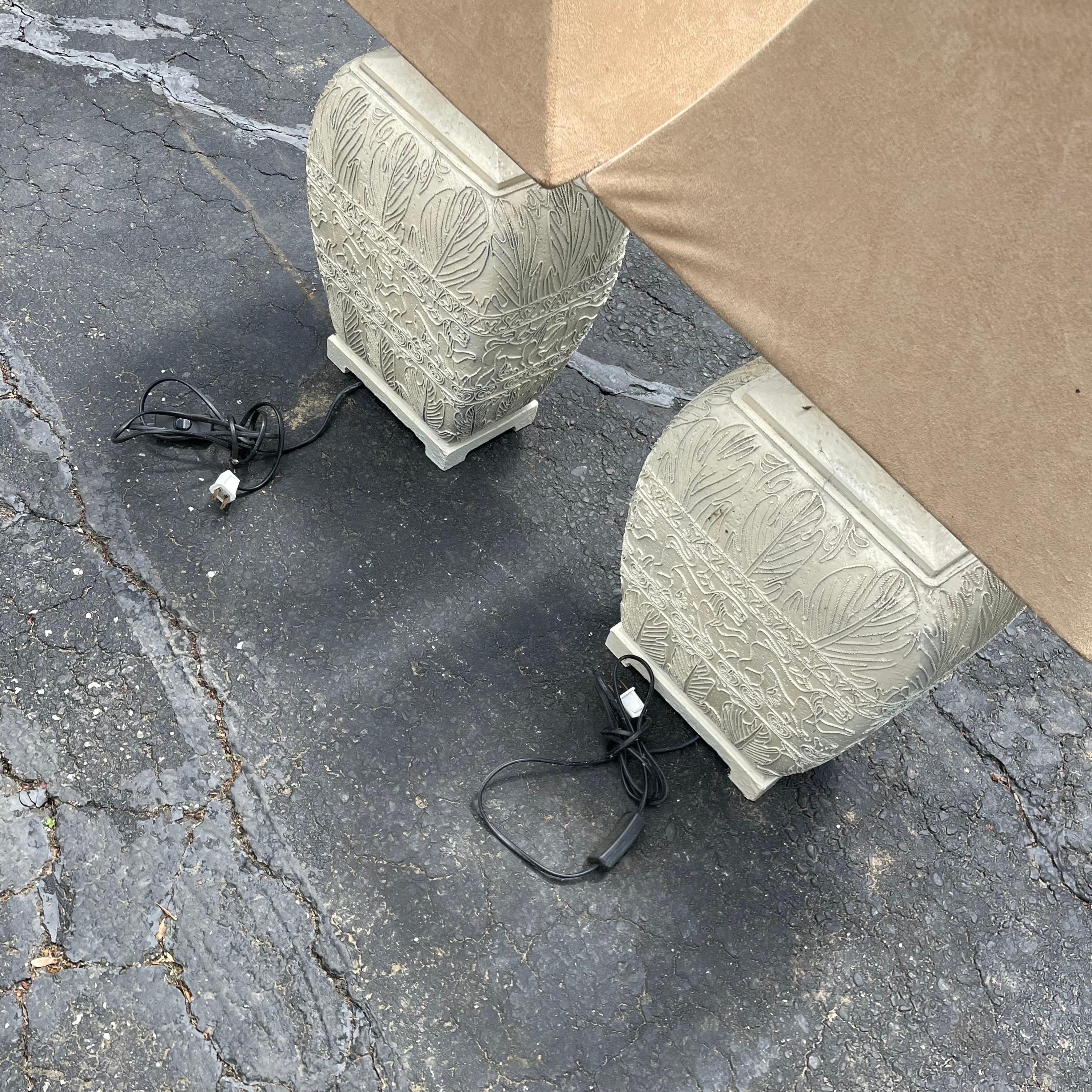 Pareja de Lámparas de Mesa de Cerámica Blanca Hollywood Regency con Tulipas de Ante Estadounidense en venta