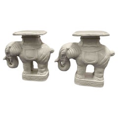 Paire de supports ou sièges pour plantes de jardin en forme d'éléphants blancs de style Hollywood Regency
