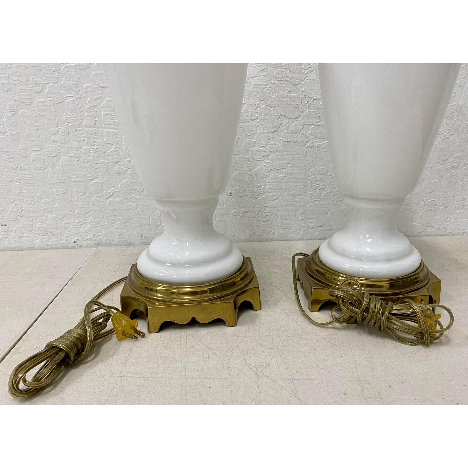 Paar Hollywood-Regency-Tischlampen aus weißem Glas mit Messinghalterungen:: um 1950 im Angebot 3