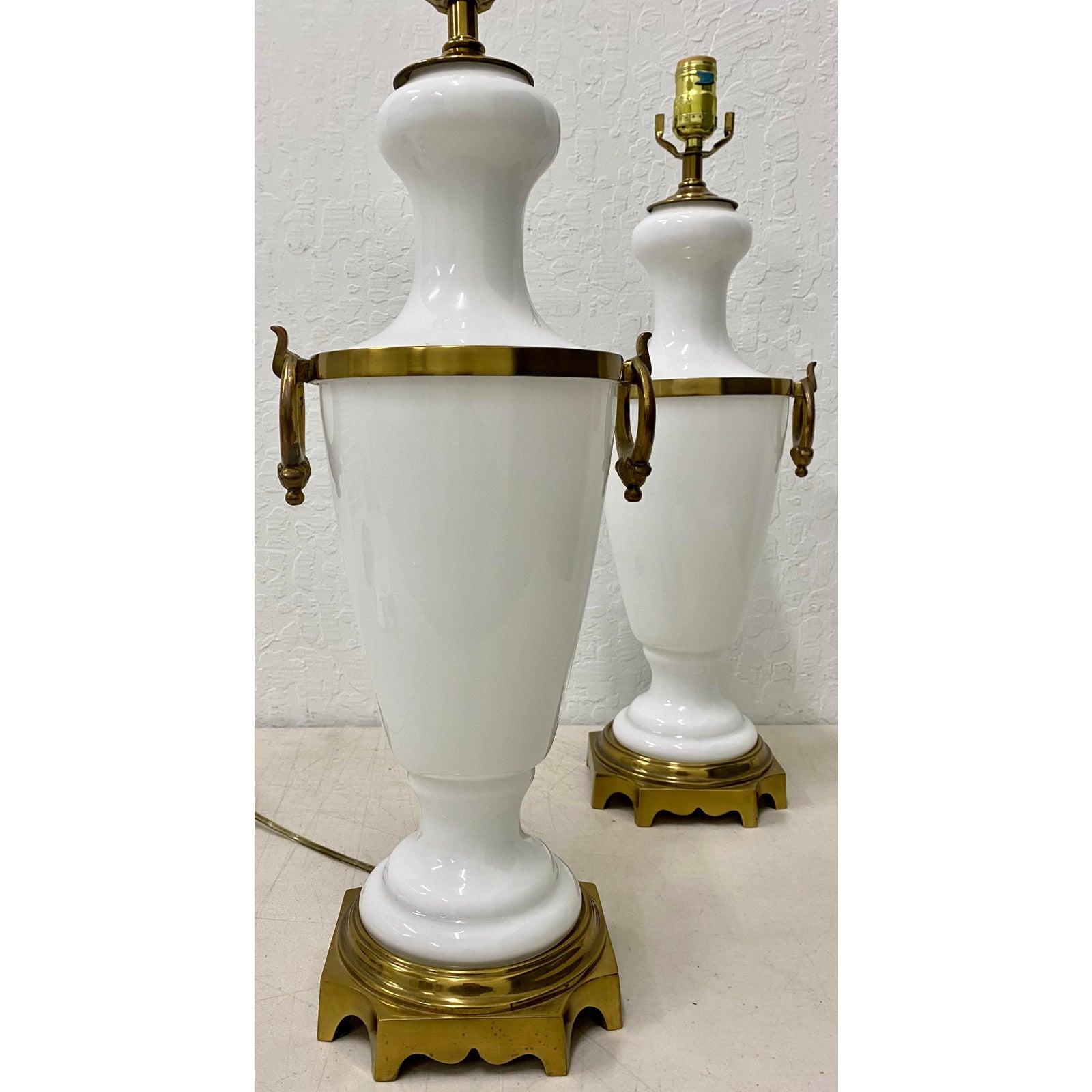 20ième siècle Paire de lampes de table Hollywood Regency en verre blanc avec montures en laiton:: vers 1950 en vente