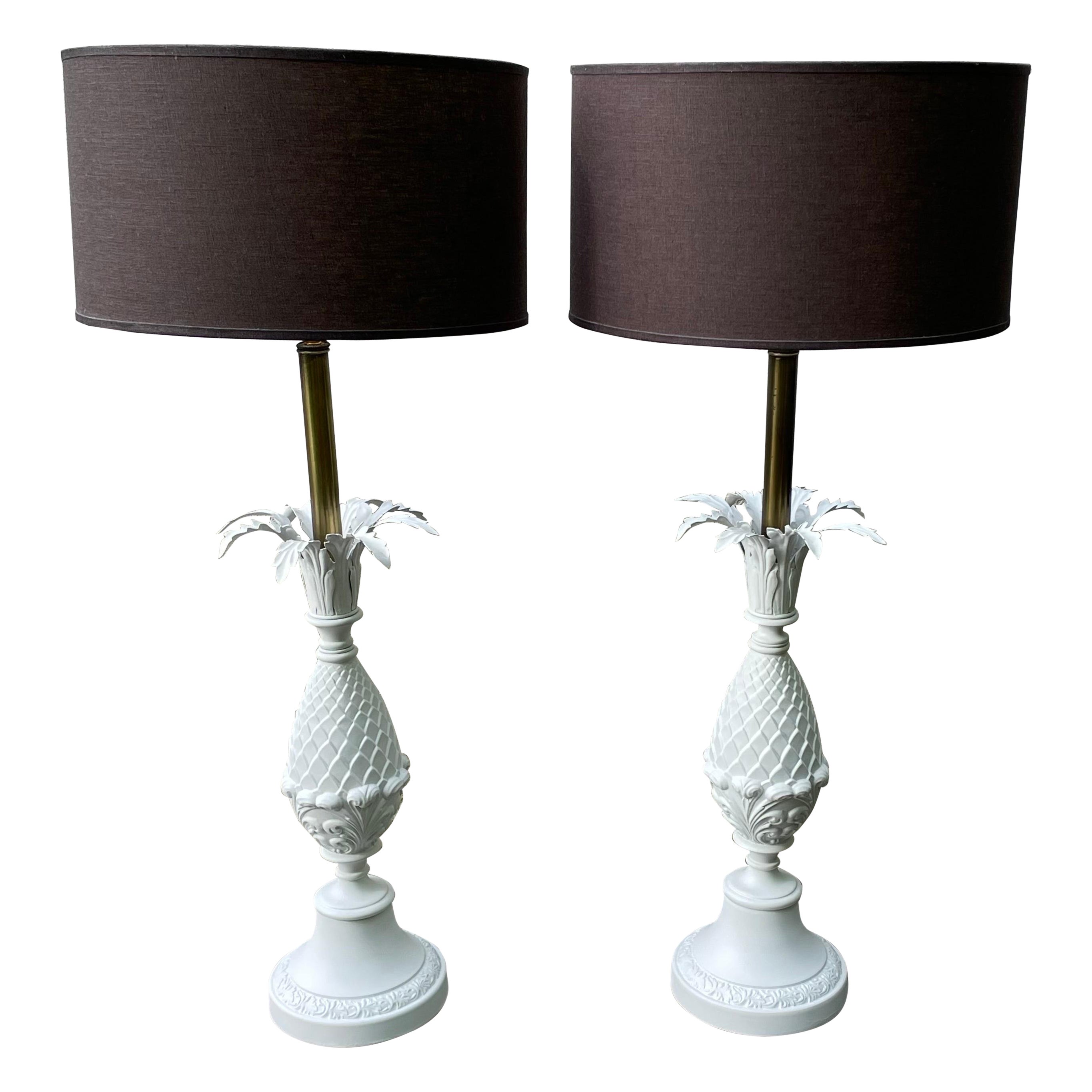 Coppia di lampade da tavolo ananas bianche Hollywood Regency di Rembrandt