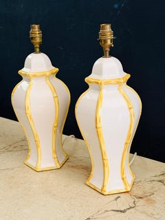Paire de lampes de table « Hollywood Regency » en porcelaine blanche, imitation bambou