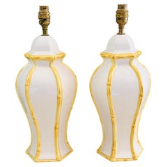 Paire de lampes de table « Hollywood Regency » en porcelaine blanche, imitation bambou