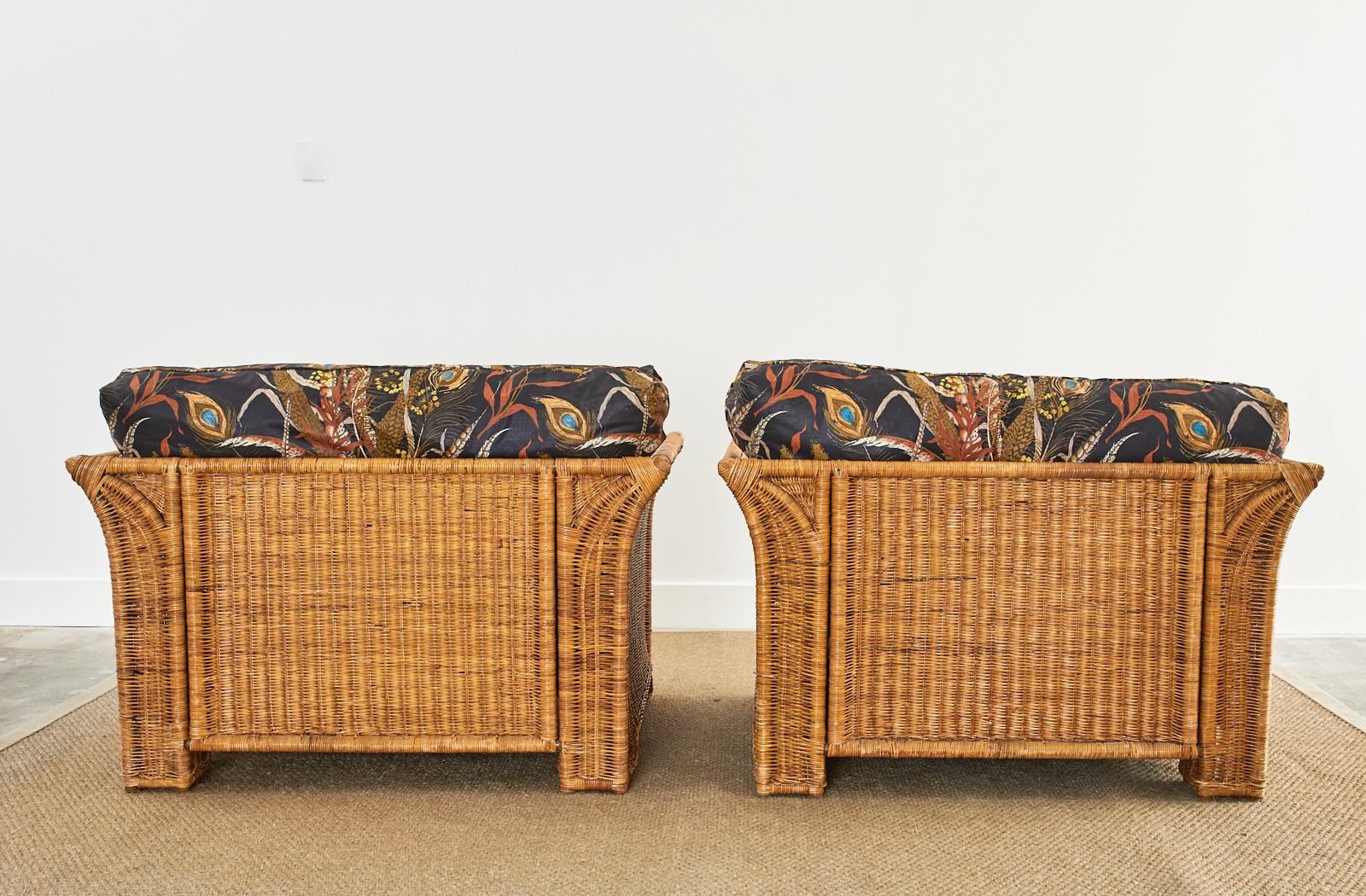 Paire de fauteuils de salon en osier Hollywood Regency avec repose-pieds en vente 12