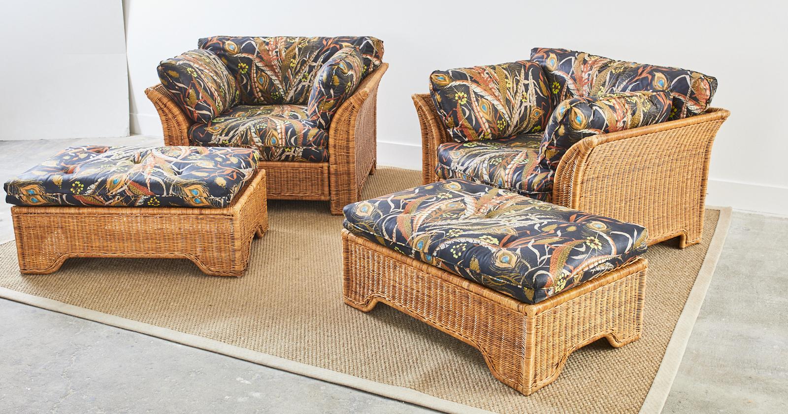 Spectaculaire paire de grands fauteuils de salon en osier avec deux ottomans dotés de spectaculaires coussins en tissu imprimé de plumes d'oiseaux exotiques sur un fond noir. Les chaises longues sont construites à partir d'une structure métallique