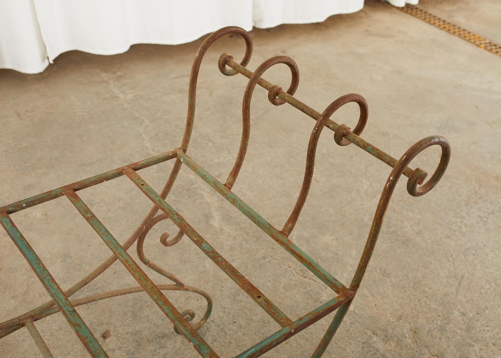 Paire de bancs Curule en fer forgé Hollywood Regency en vente 10