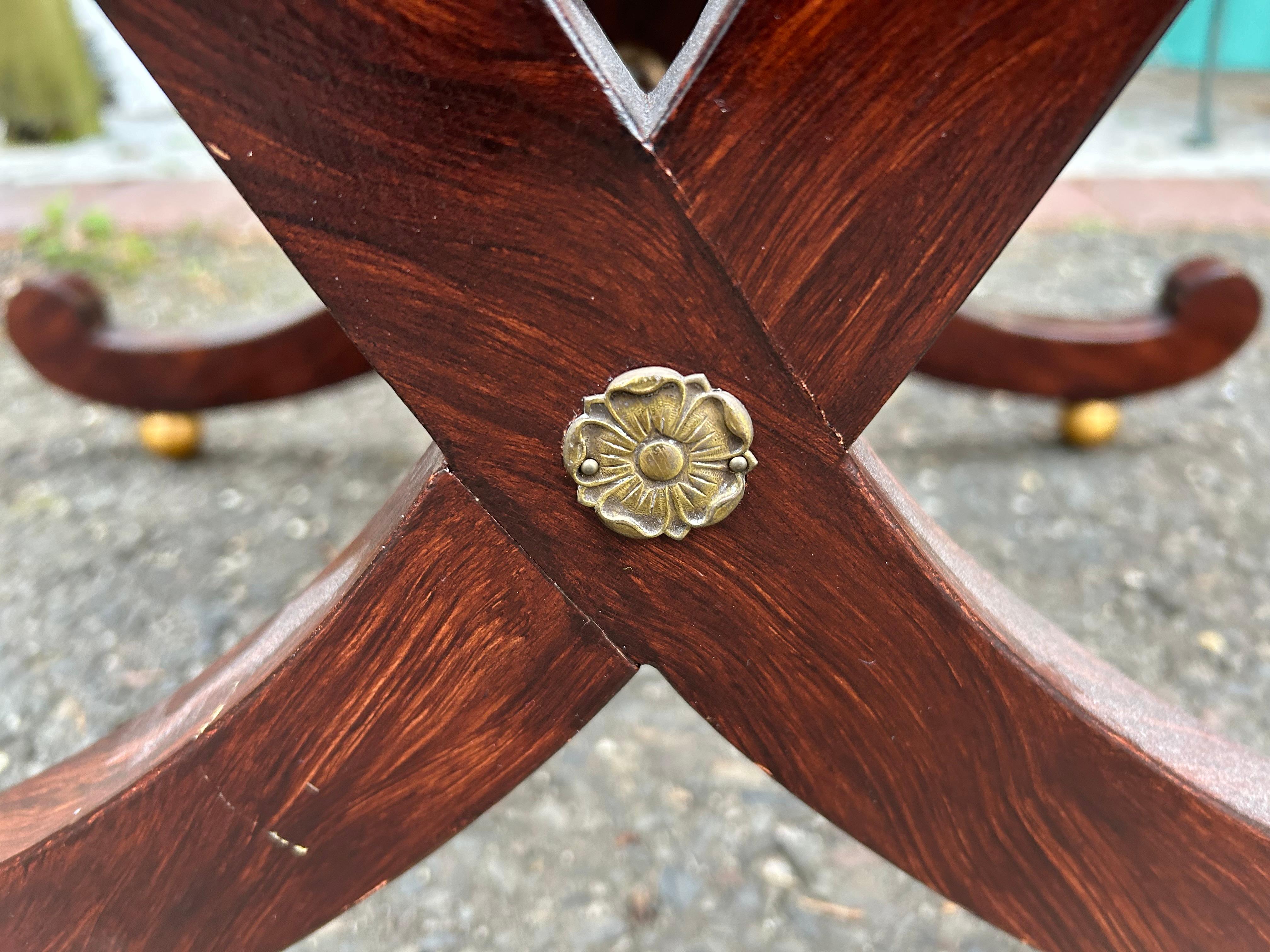 Pair of Hollywood Regency X-Frame Stools Gillows of Lancaster style In Good Condition For Sale In Pemberton, NJ