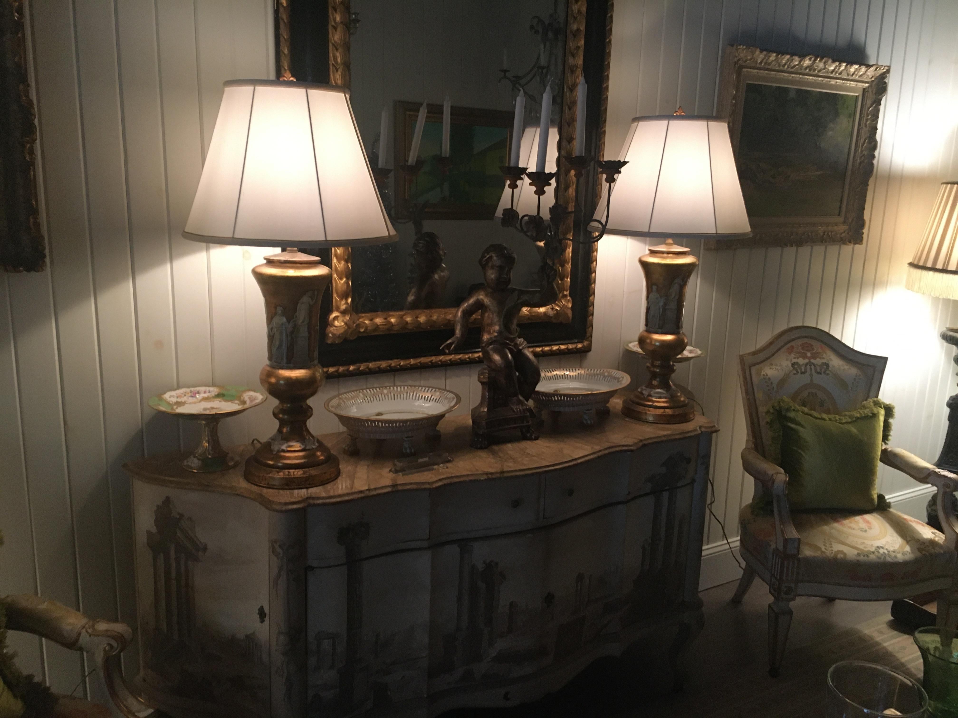 Très chic paire de lampes Hollywood Regency à feuilles d'or inversées sur verre avec des figures néoclassiques blanches.  Grande échelle et finition.  Nouvellement câblé avec harpe pour l'ombre.  