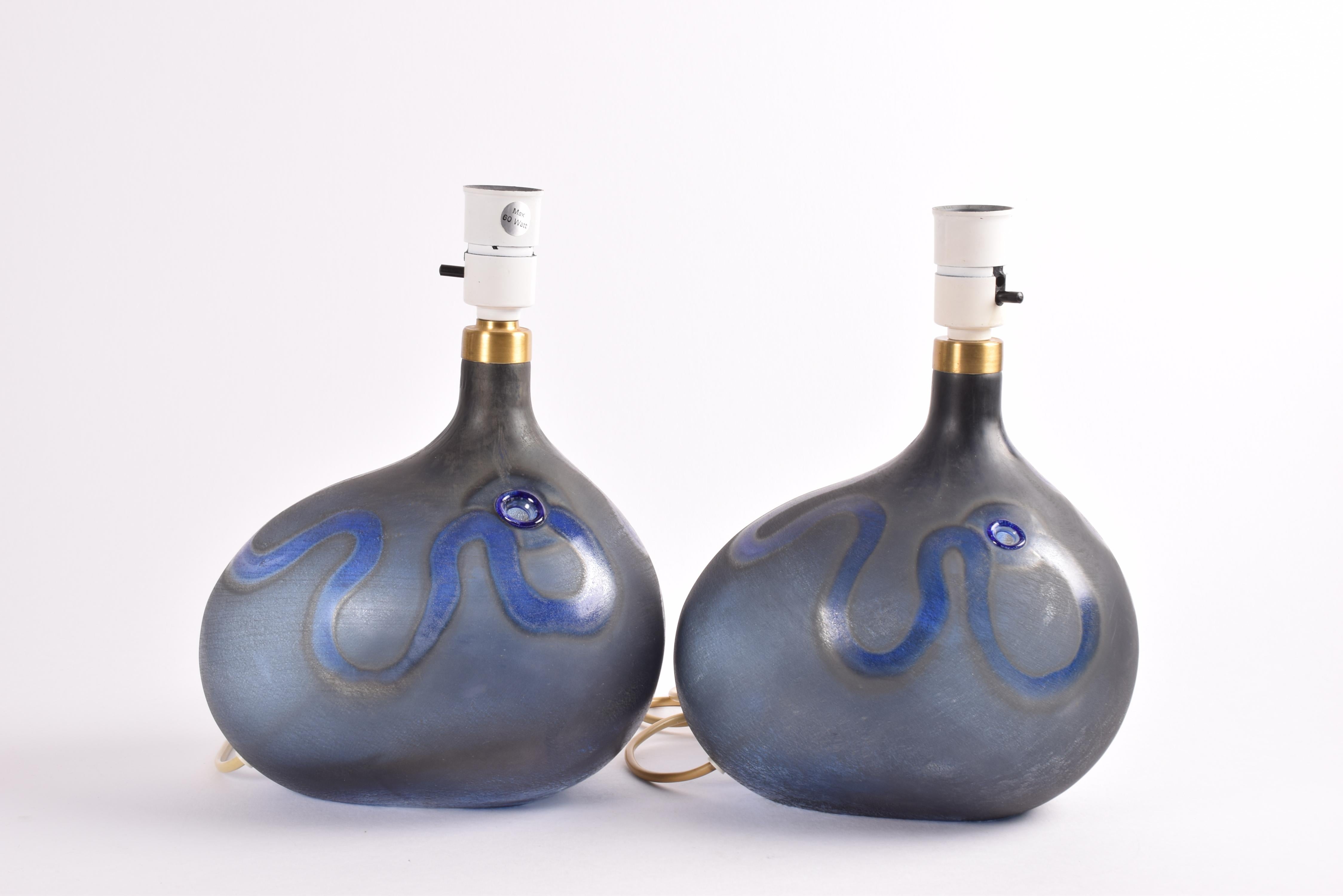 Laiton Paire de lampes de bureau Holmegaard en verre sculptural bleu moyen, danoises modernes des années 1970 en vente
