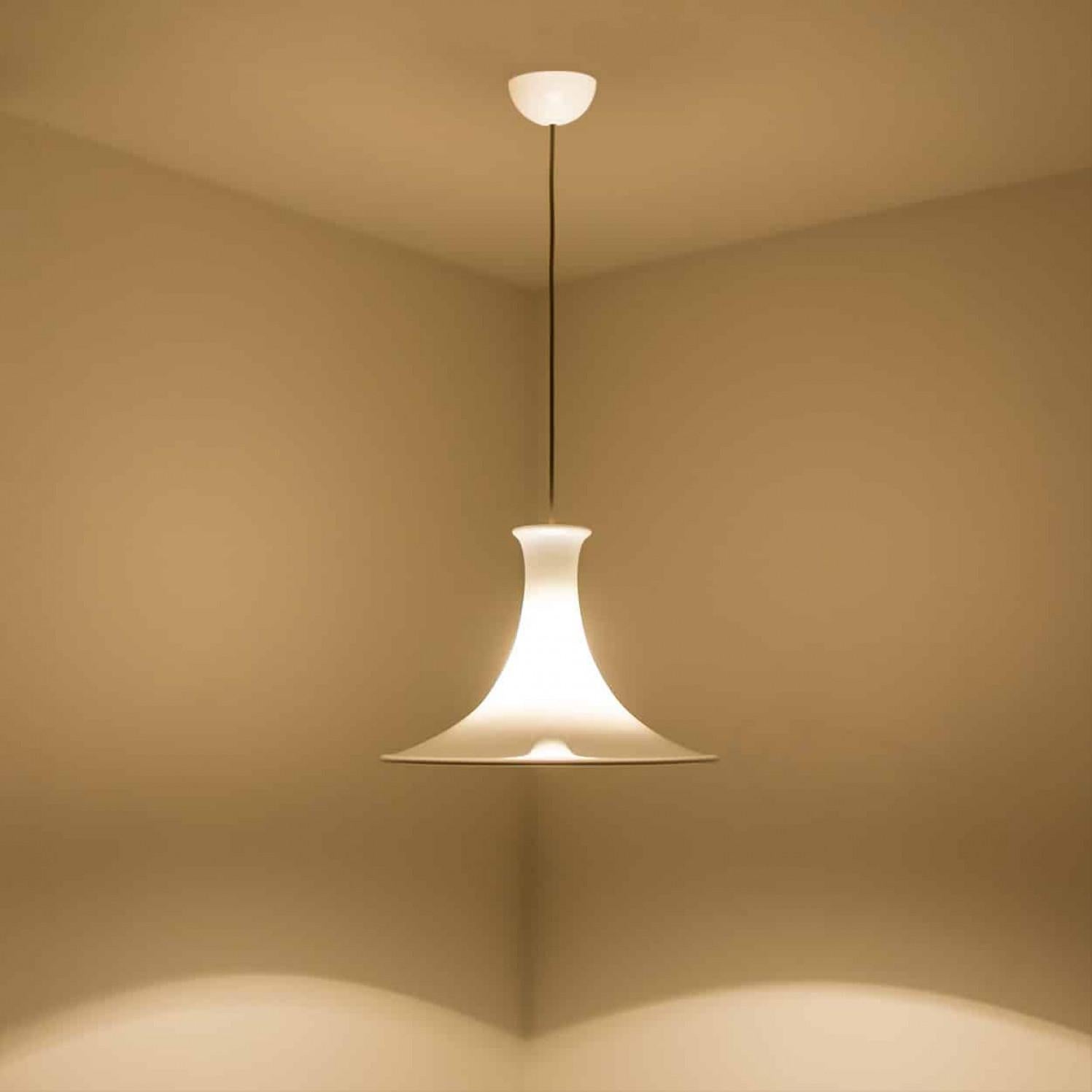 This pair of beautiful glass lamps from the Danish brand Holmegaard has a beautiful white color. The design is by Michael Bang, a designer whose work is highly sought after by collectors of the brand today. Model Etude, an acceptional form! A