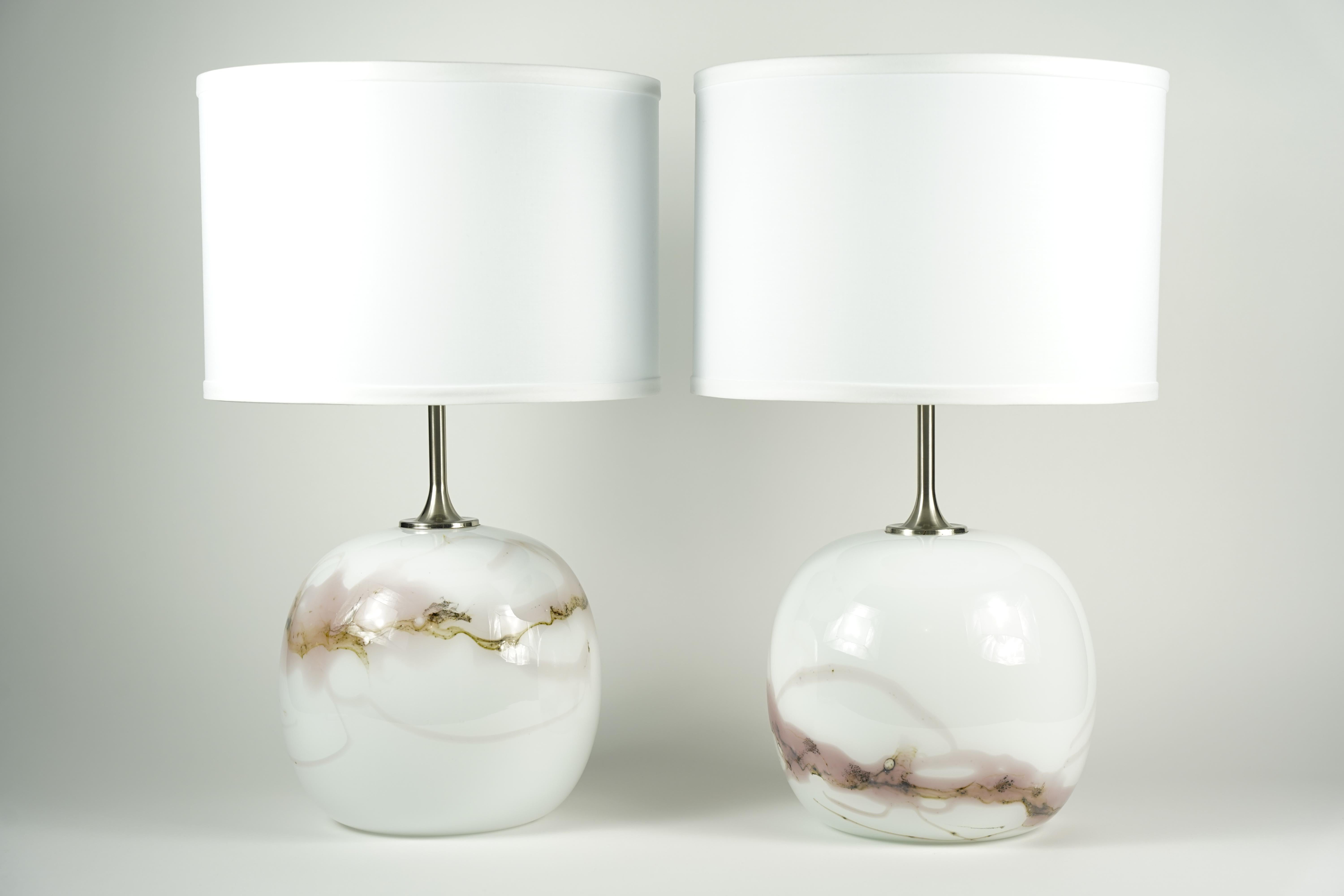Mid-Century Modern Paire de lampes Holmegaard rouge/blanc Design Michael Bang, 1984, Danemark en vente