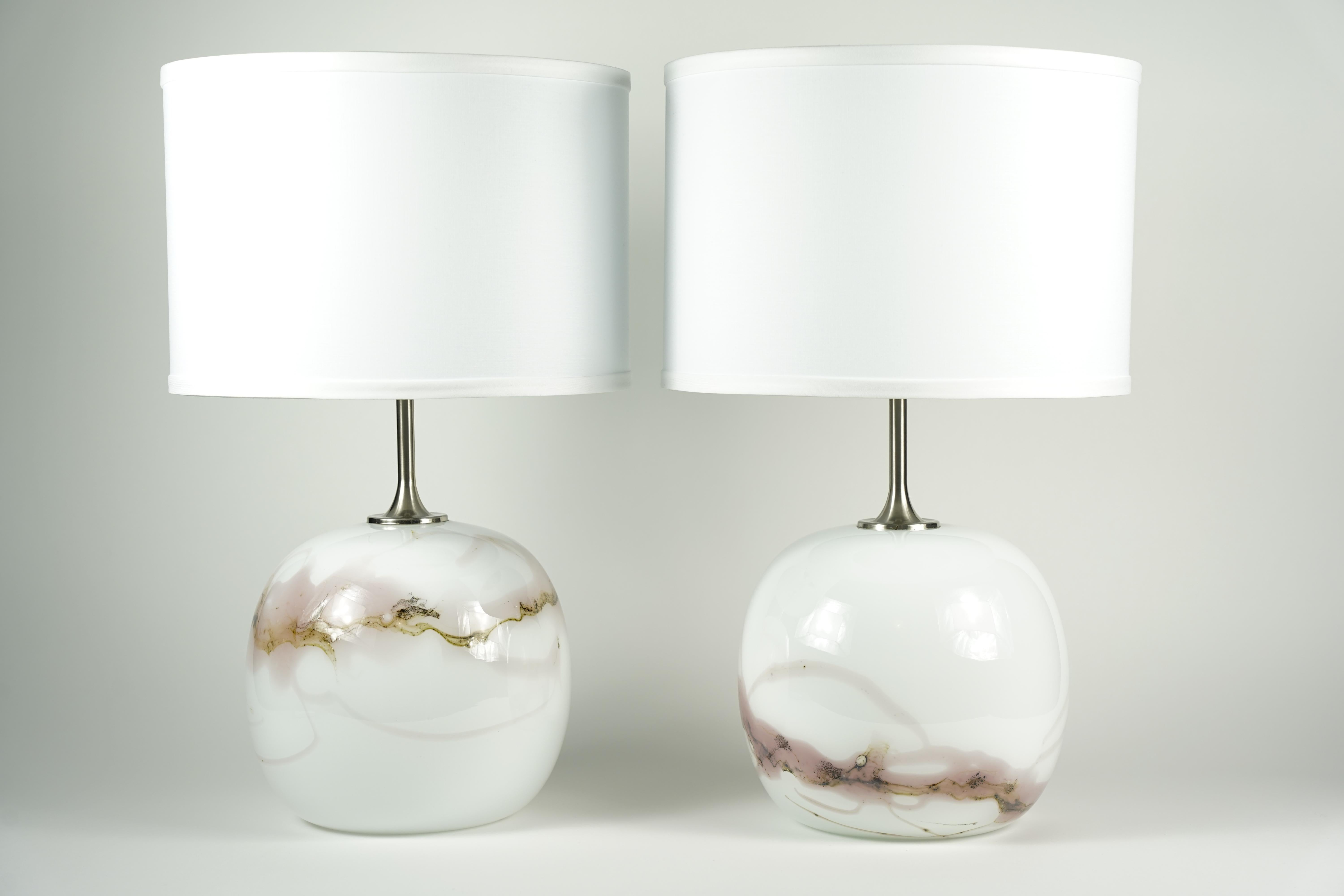 Danois Paire de lampes Holmegaard rouge/blanc Design Michael Bang, 1984, Danemark en vente