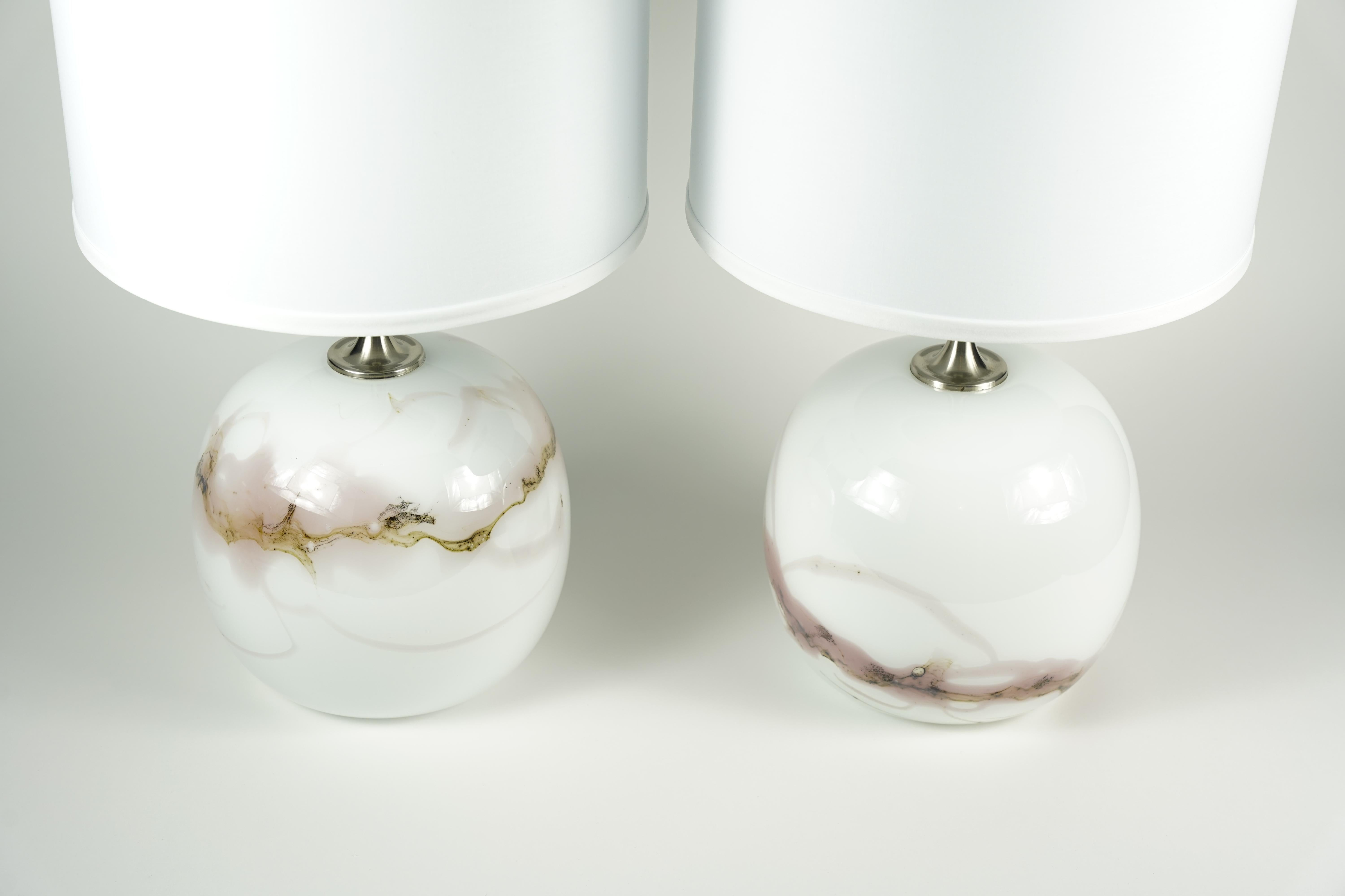 Fait main Paire de lampes Holmegaard rouge/blanc Design Michael Bang, 1984, Danemark en vente