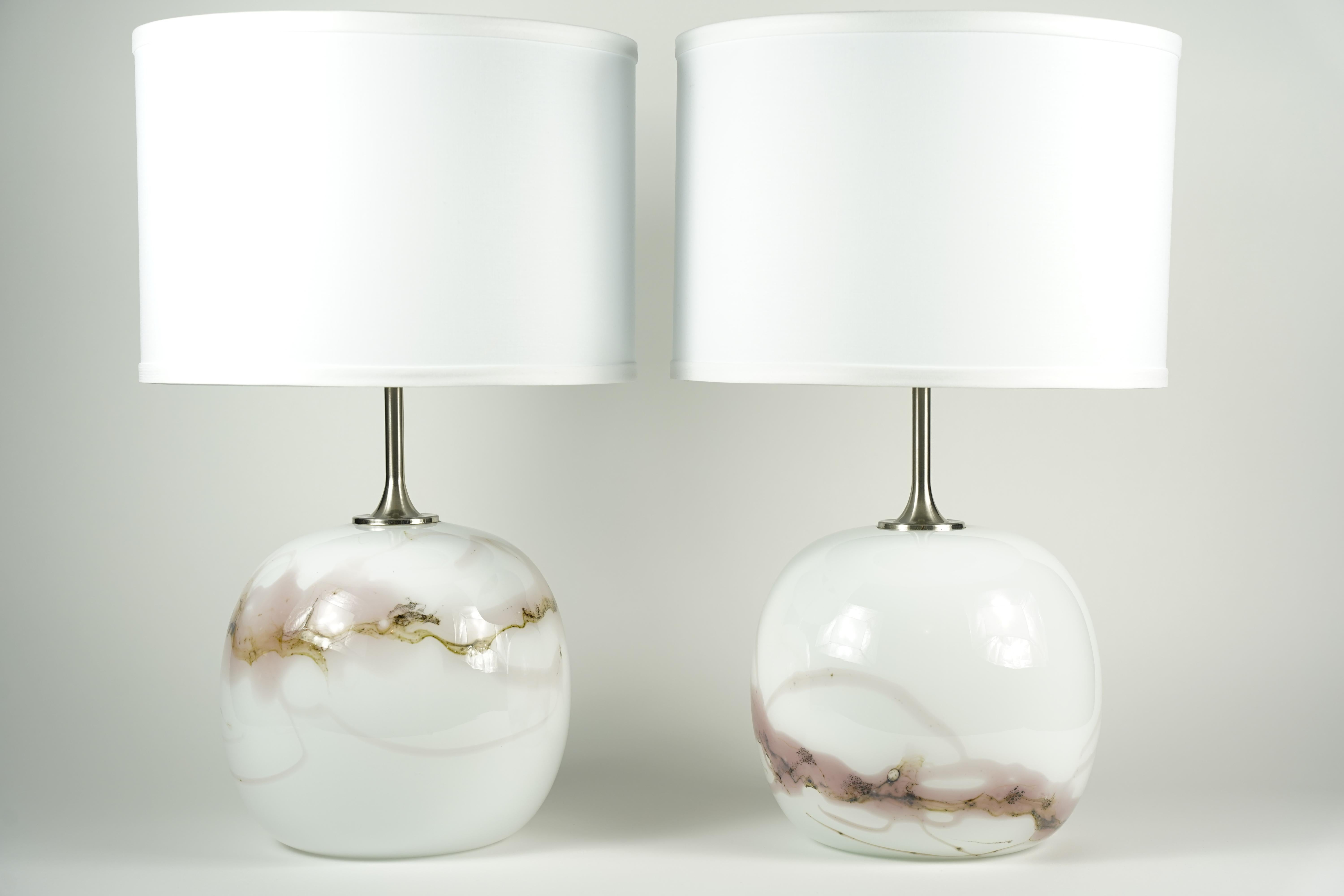 Verre brun Paire de lampes Holmegaard rouge/blanc Design Michael Bang, 1984, Danemark en vente