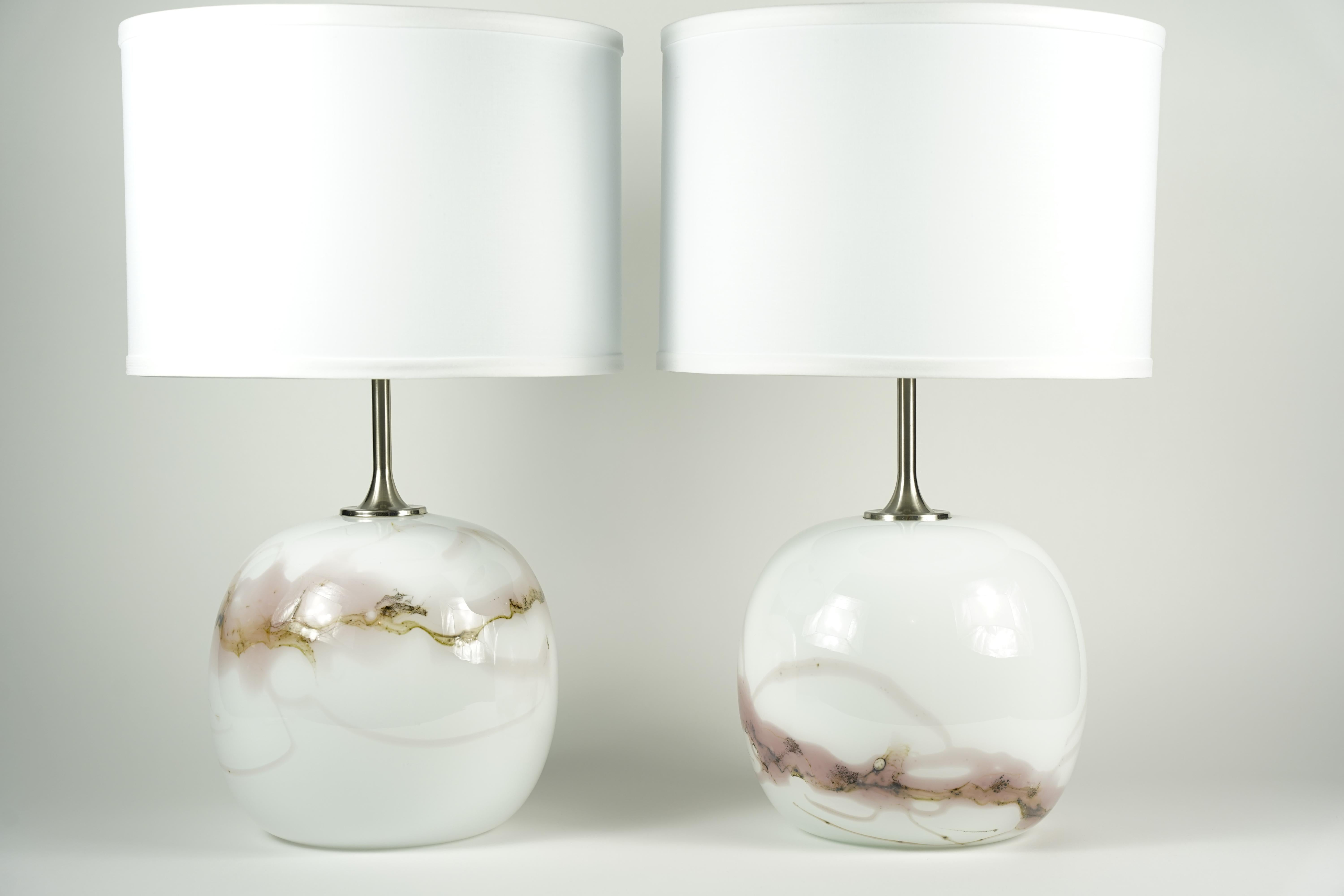 Paire de lampes Holmegaard rouge/blanc Design Michael Bang, 1984, Danemark en vente 1