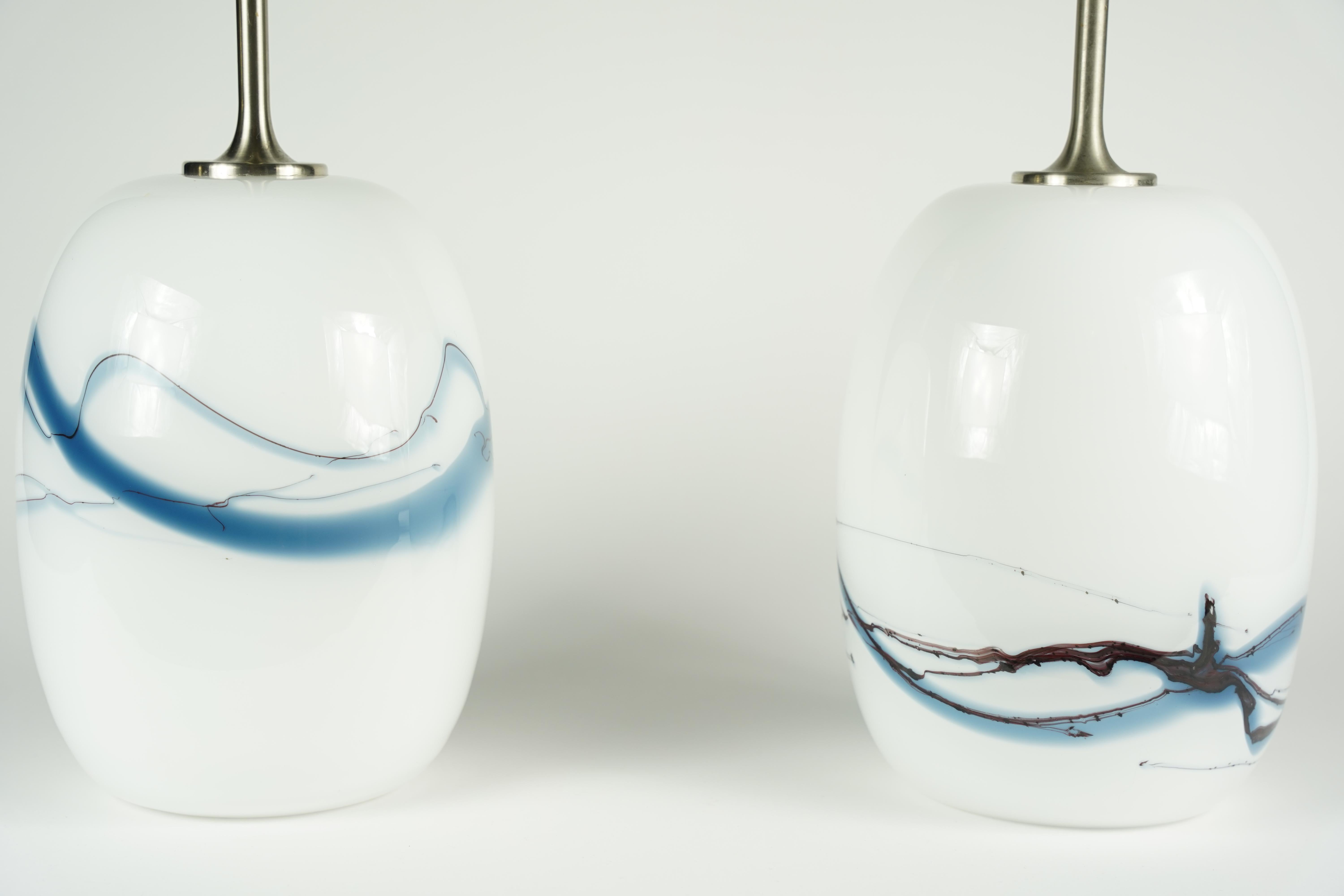 Paar Holmegaard-Lampen Sakura in Weiß/Blau, Design Michael Bang, 1984, Dänemark (Dänisch) im Angebot
