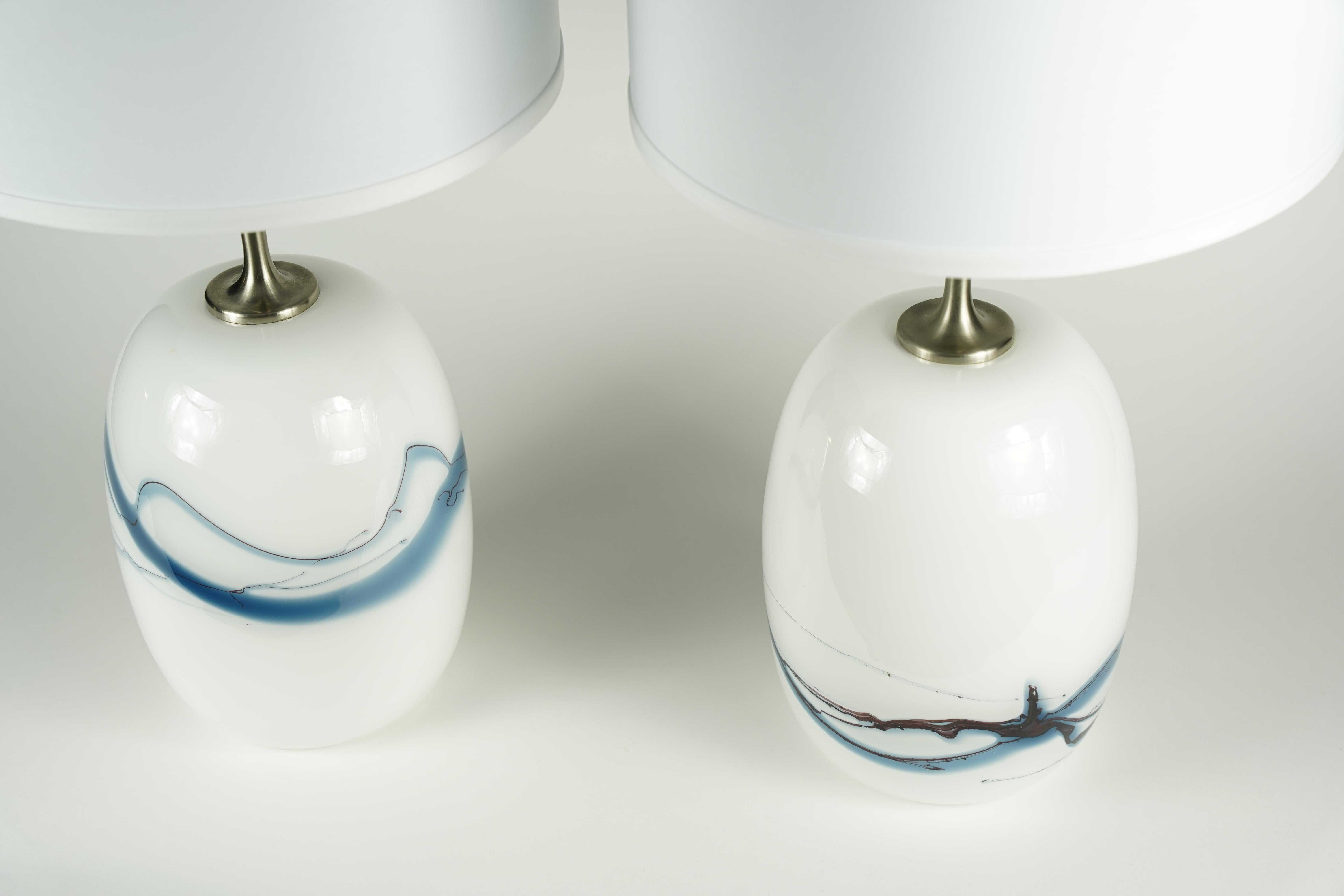 Paar Holmegaard-Lampen Sakura in Weiß/Blau, Design Michael Bang, 1984, Dänemark (Handgefertigt) im Angebot