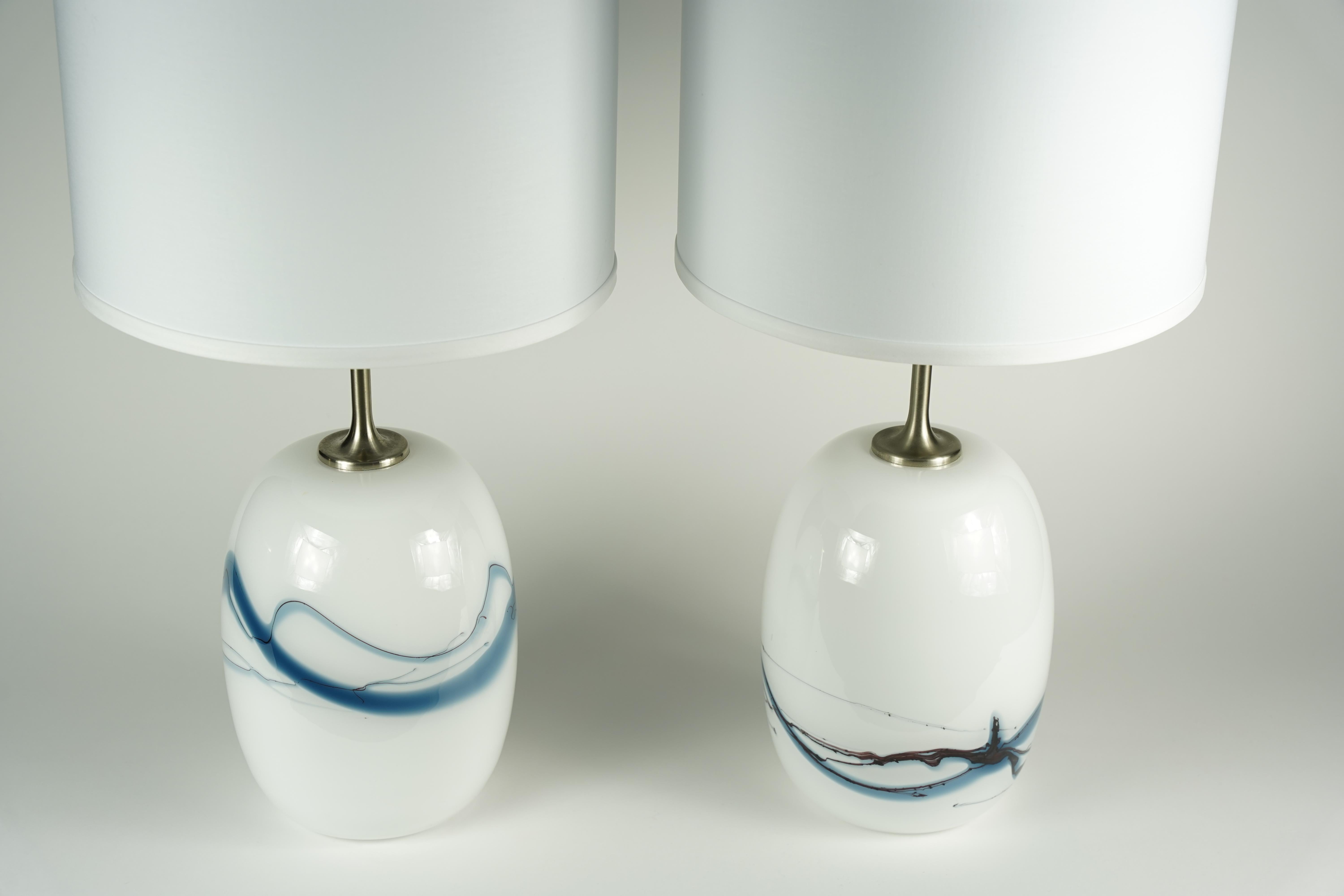 Paar Holmegaard-Lampen Sakura in Weiß/Blau, Design Michael Bang, 1984, Dänemark im Zustand „Gut“ im Angebot in Bronx, NY