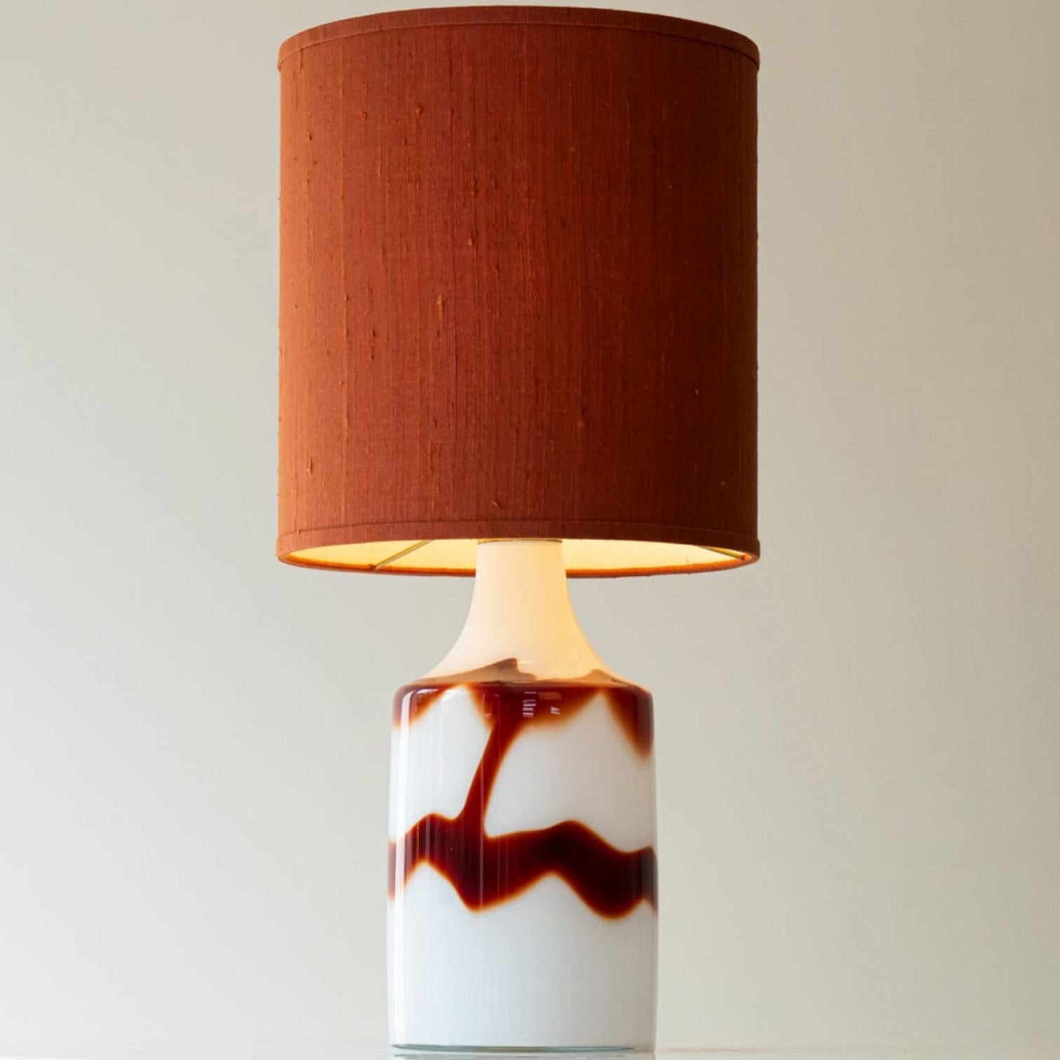 Coppia di lampade da tavolo in vetro rosso sangue di bue opalino di Holmegaard, paralume di Houben in vendita 2