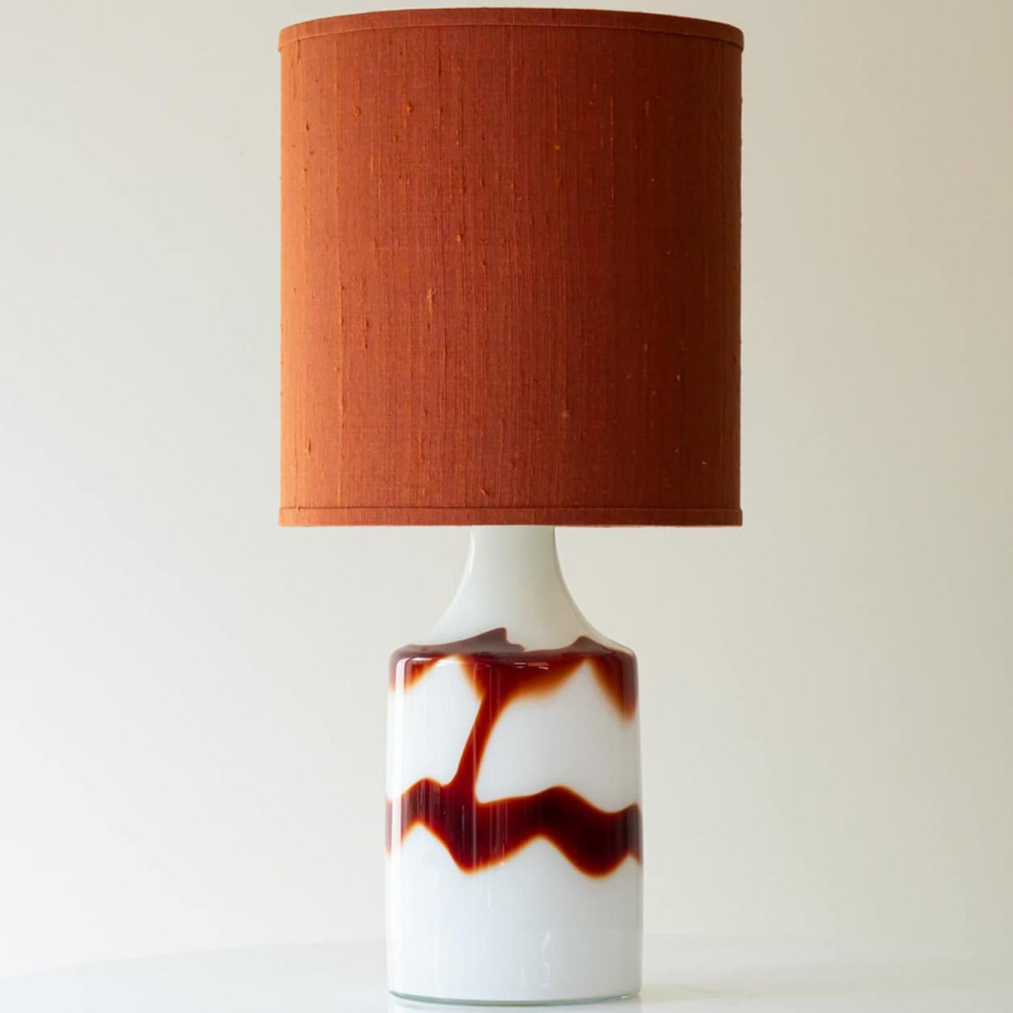 Coppia di lampade da tavolo in vetro rosso sangue di bue opalino di Holmegaard, paralume di Houben in vendita 3