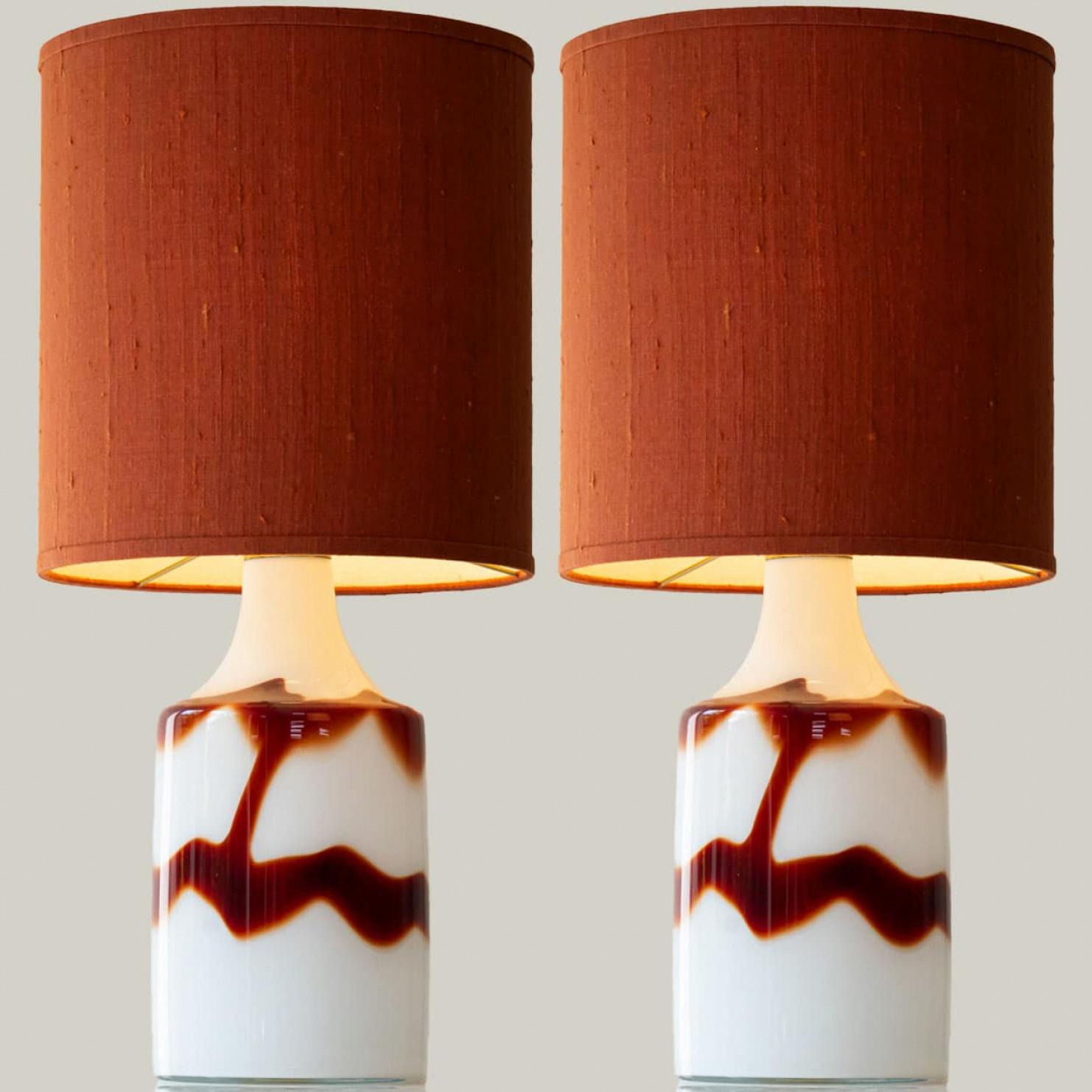 Mid-Century moderno Coppia di lampade da tavolo in vetro rosso sangue di bue opalino di Holmegaard, paralume di Houben in vendita