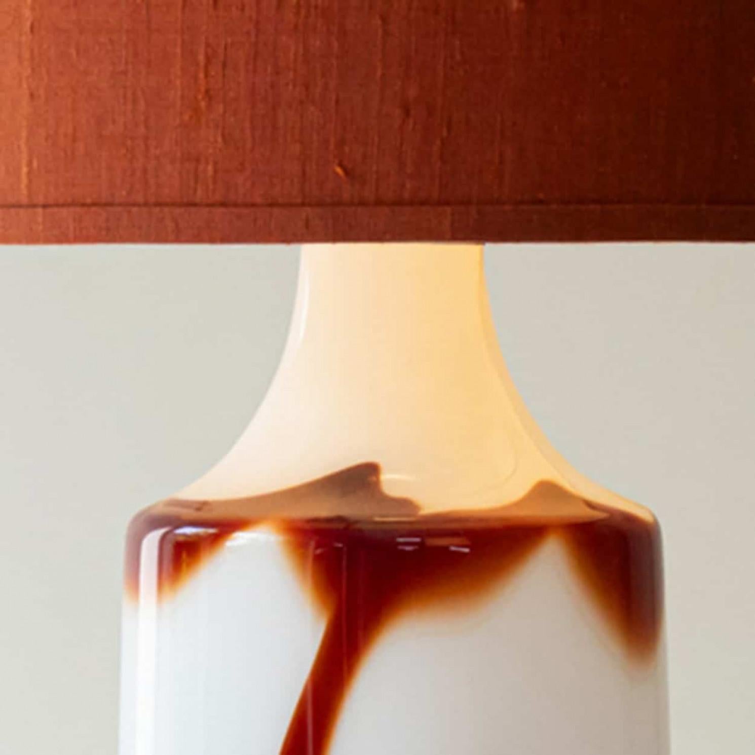 Altro Coppia di lampade da tavolo in vetro rosso sangue di bue opalino di Holmegaard, paralume di Houben in vendita