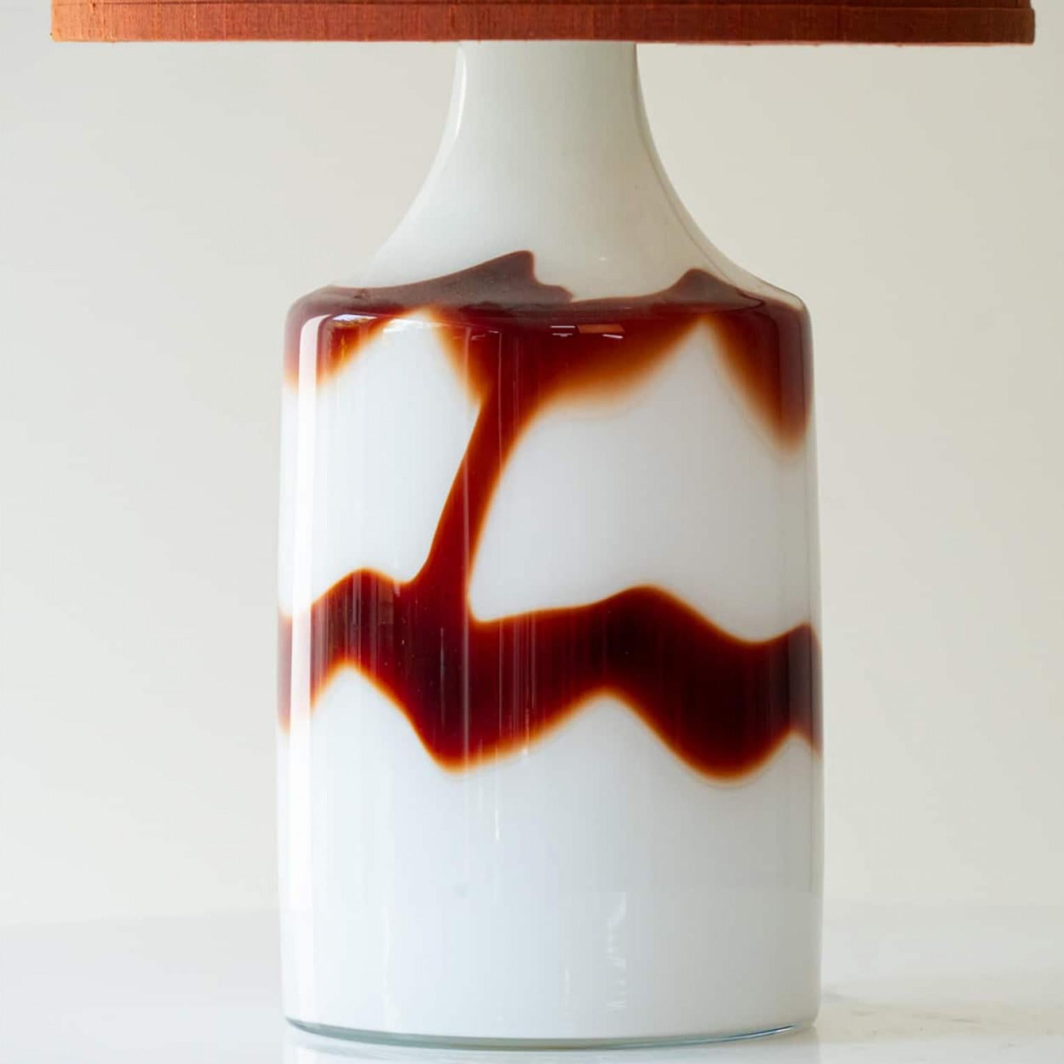 Coppia di lampade da tavolo in vetro rosso sangue di bue opalino di Holmegaard, paralume di Houben In condizioni buone in vendita a Rijssen, NL