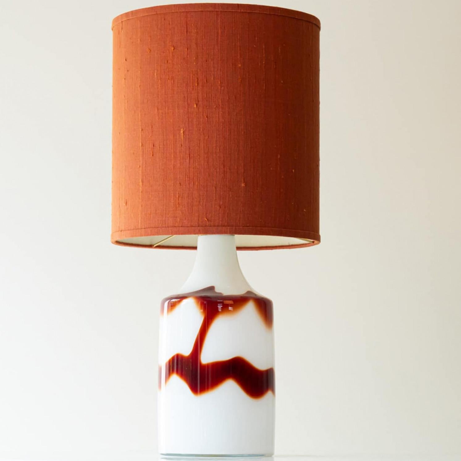 Fine XX secolo Coppia di lampade da tavolo in vetro rosso sangue di bue opalino di Holmegaard, paralume di Houben in vendita
